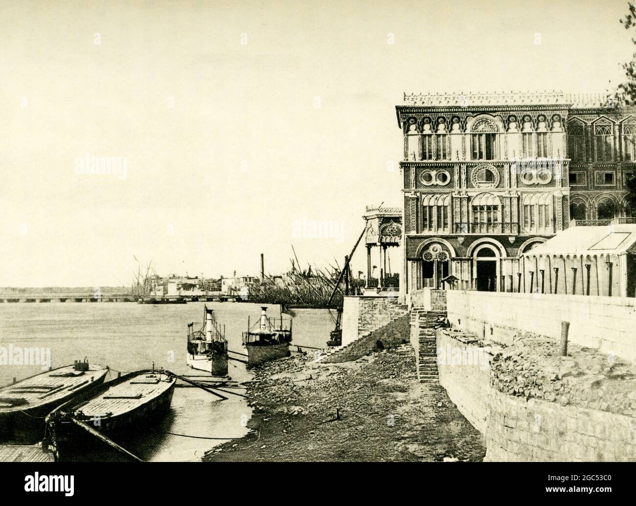 Die Bildunterschrift zu dieser Illustration von 1903 in Gaston Masperos Buch über die Geschichte Ägyptens lautet: „Khedive’s Palace at Bulak“. Khedive bezieht sich auf den Titel des Vizekönigs Ägyptens unter türkischer Herrschaft 1867–1914. 1886 wurde der Gezira Palace (heute Marriott Hotel) des Khedive auf der Insel errichtet, die heute als Zamalek bekannt ist, ein Abschnitt im heutigen Kairo. Vor dieser Zeit war die Insel einfach als Geziret Bulak oder Bulak Island bekannt, in Bezug auf den blühenden Flusshafen Bulak aus dem 18. Und 19. Jahrhundert, der sich am östlichen Ufer des Nils befindet. Stockfoto