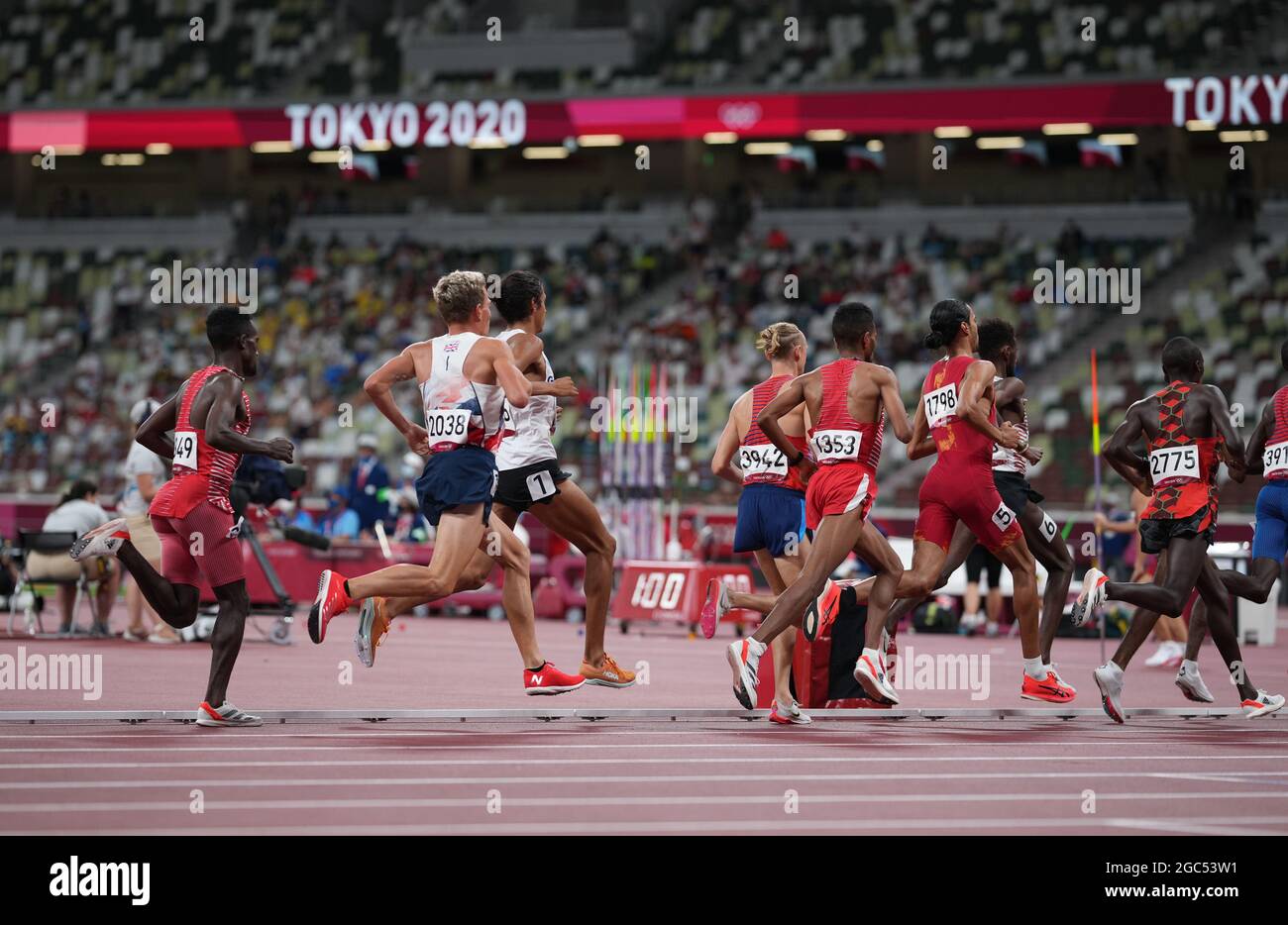 Tokio, Japan. August 2021. 6. August 2021; Olympiastadion, Tokio, Japan: Tag der Olympischen Sommerspiele 14 in Tokio 2020; Finale der Herren über 5000 m; BUTCHART Andrew von Großbritannien verliert mit den Führern Schritt Credit: Action Plus Sports Images/Alamy Live News Stockfoto