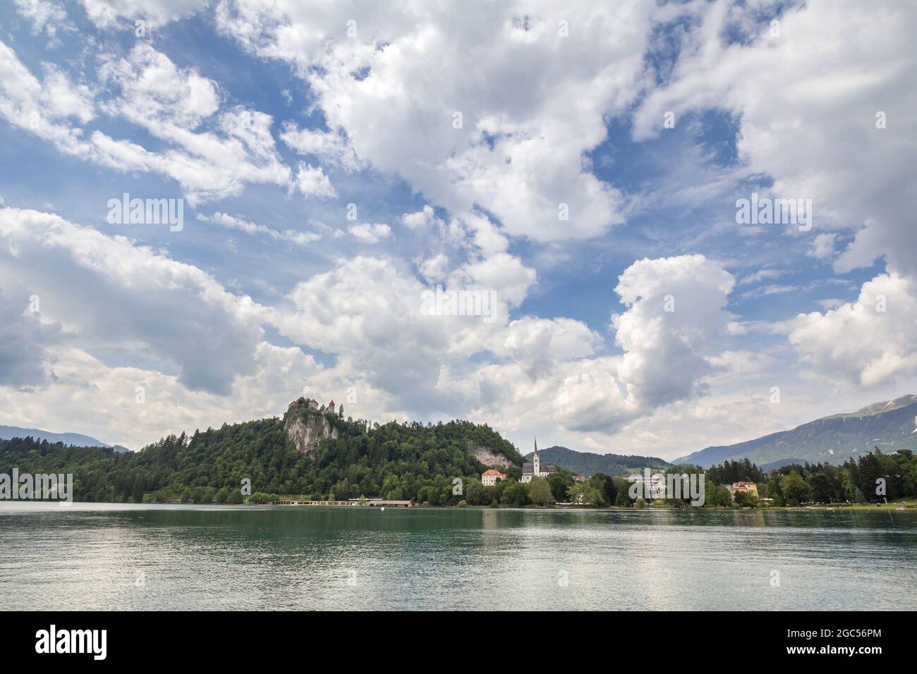 Bild des bluteten Sees und der bluteten Burg in Bled, Slowenien. Die Burg Bled ist eine mittelalterliche Burg, die auf einem Abgrund oberhalb der Stadt Bled in Sloven errichtet wurde Stockfoto