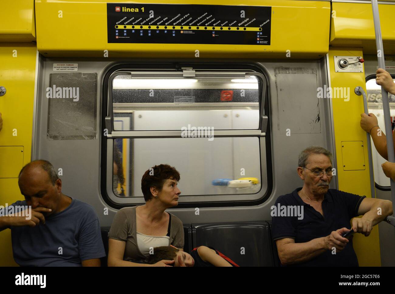 Passagiere, die in der U-Bahn-Linie 1 in Neapel sitzen. Stockfoto
