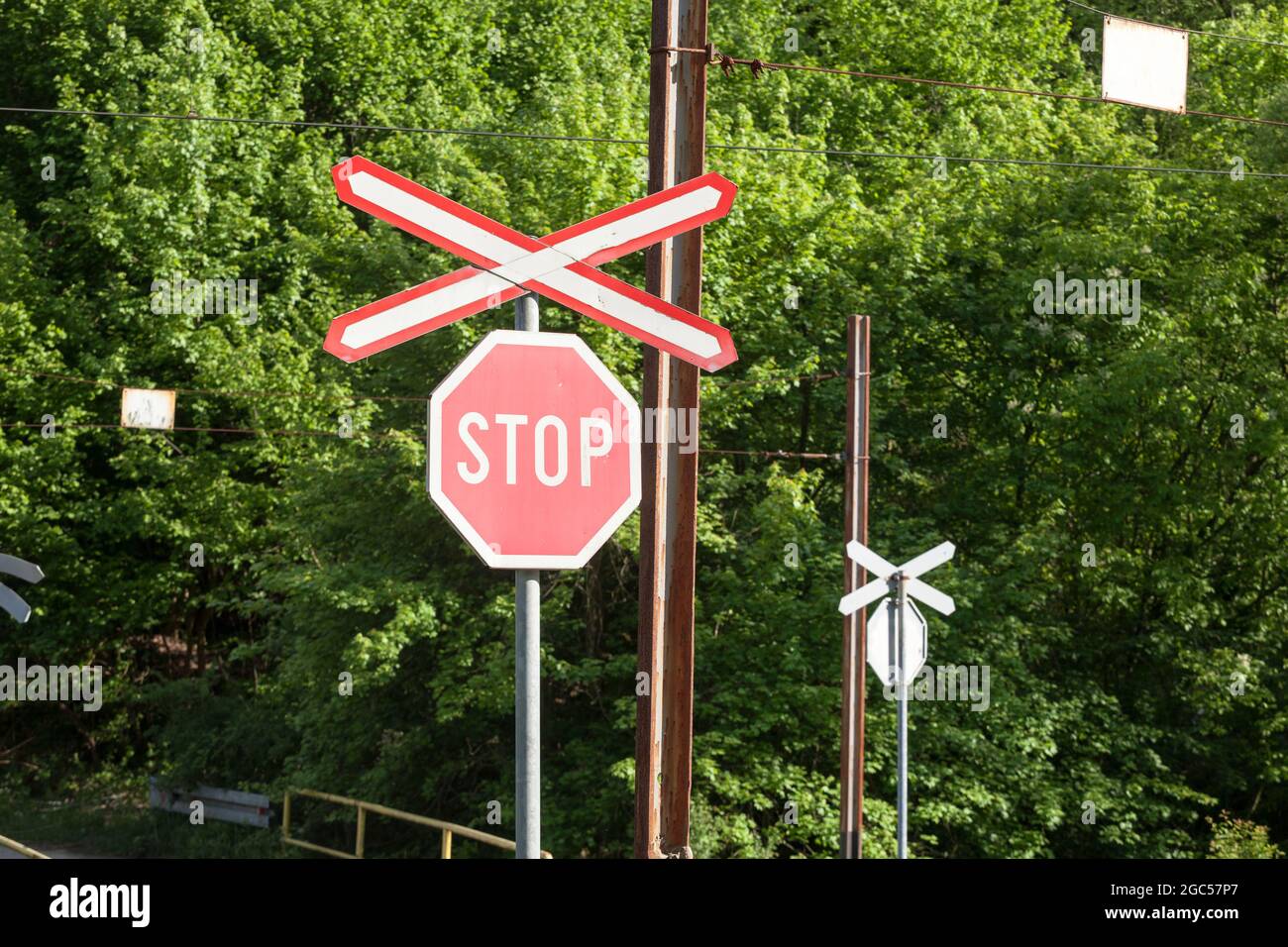 Bild eines Verkehrszeichens, das auf eine Eisenbahnlinie und einen Bahnübergang hinweist. Dieses Signal, auch St Andrews Cross oder Crossbuck genannt, ist typi Stockfoto