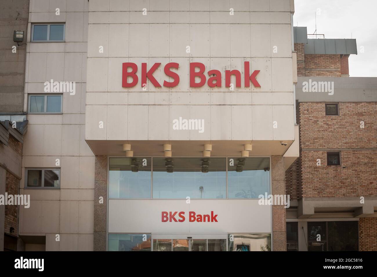 Bild eines BKS Banka-Zeichens in ihrem Büro in Kranj, Slowenien. Abanka ist eine Handels-, Handels- und Investmentbank aus Slowenien. Die BKS Bank AG ist Stockfoto