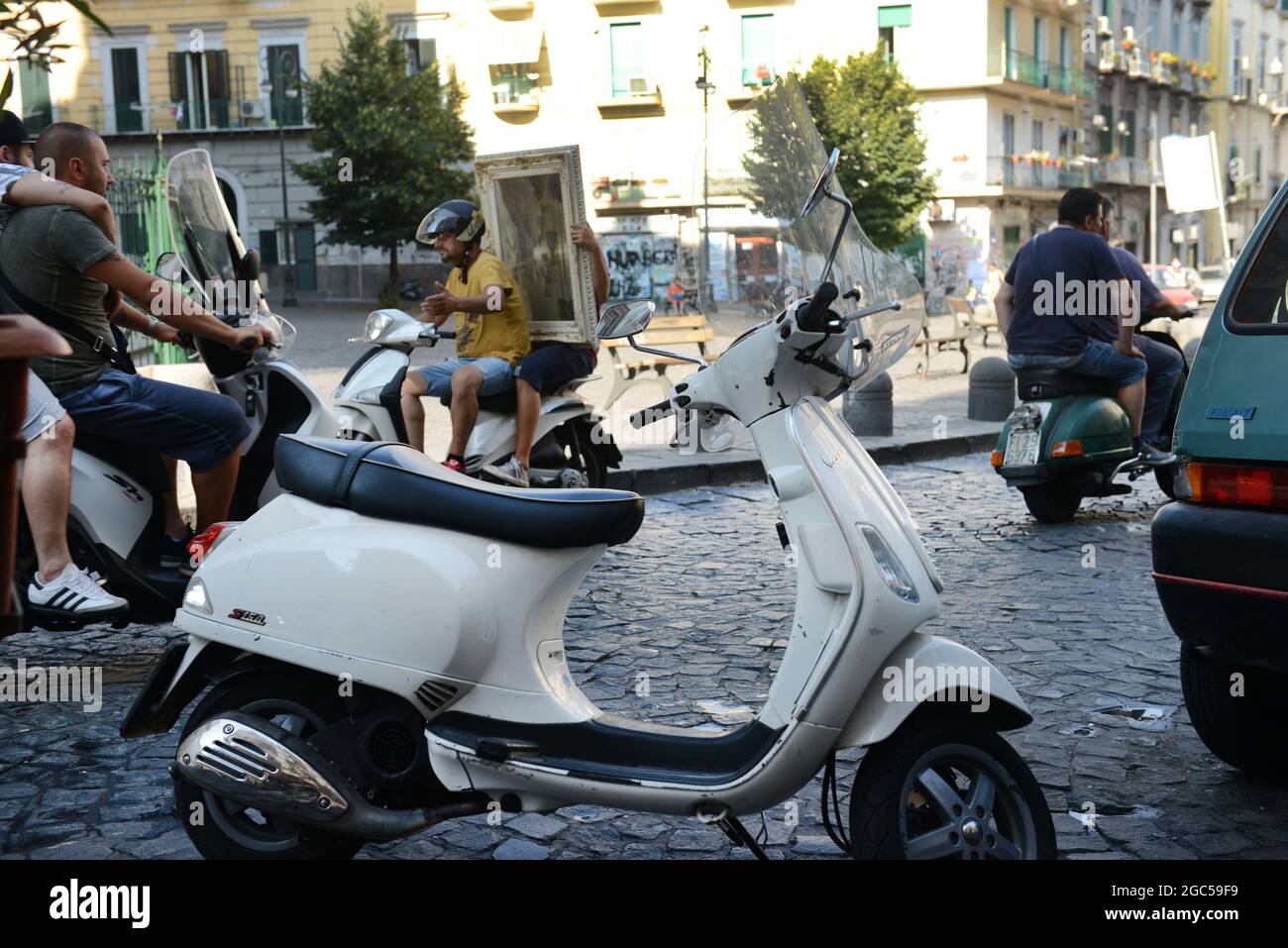 Italiener fahren auf der Via Sanità in Neapel, Italien. Stockfoto