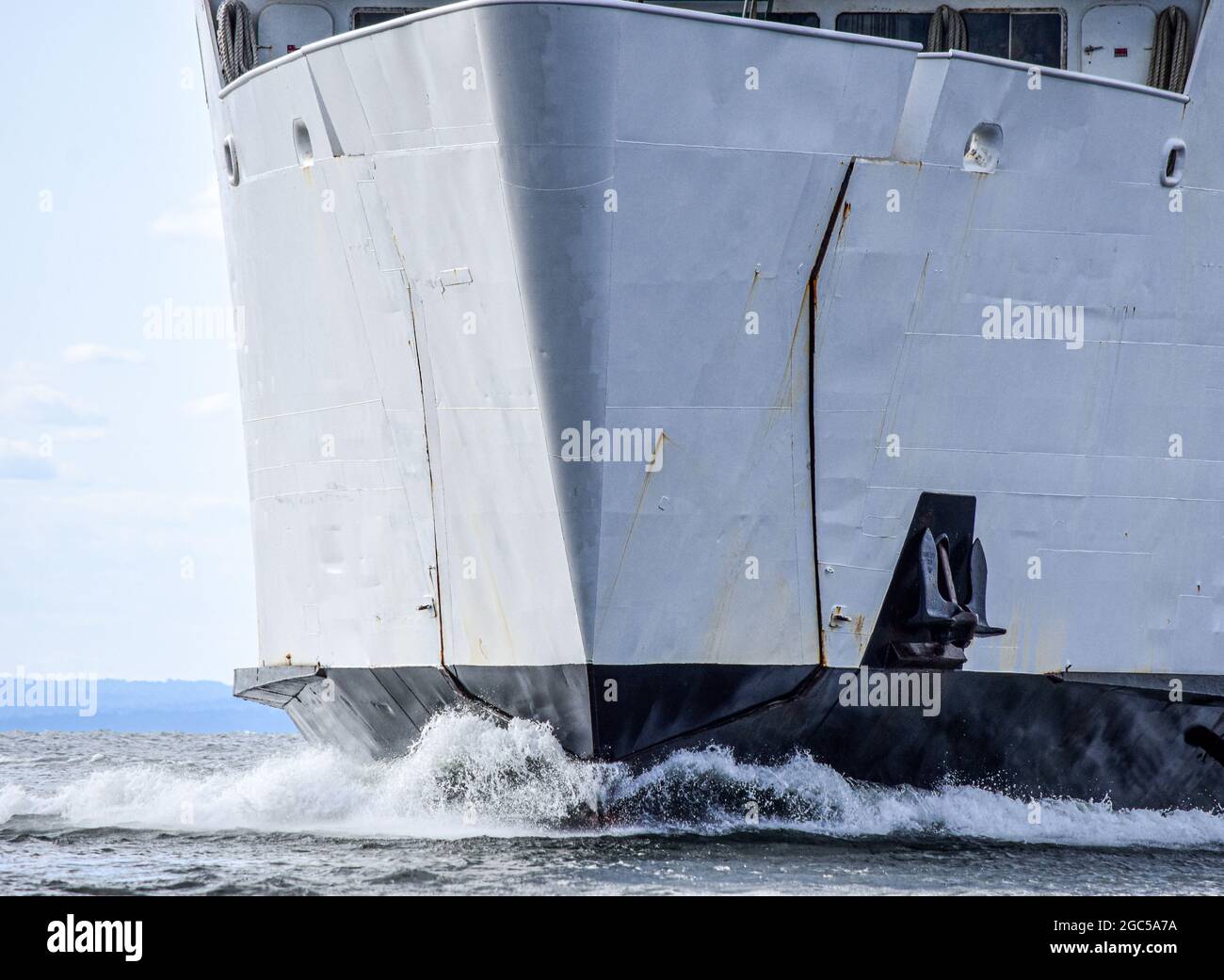 Nahaufnahme des Bogens einer Fähre, die durch das Wasser fährt. Stockfoto