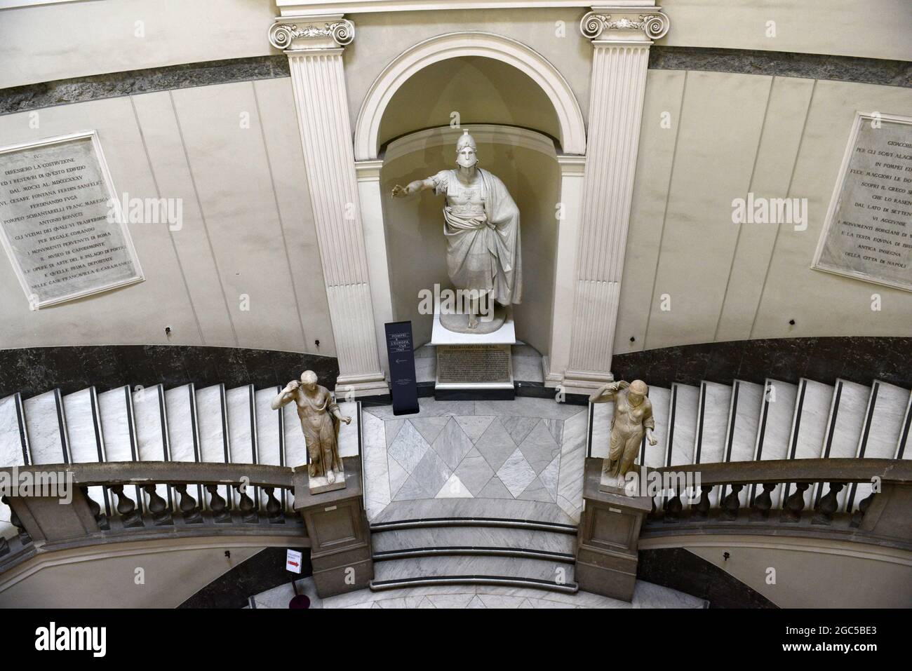 Interne Treppe und Statue von Ferdinand I. der beiden Sizilien im nationalen archäologischen Museum in Neapel, Italien. Stockfoto