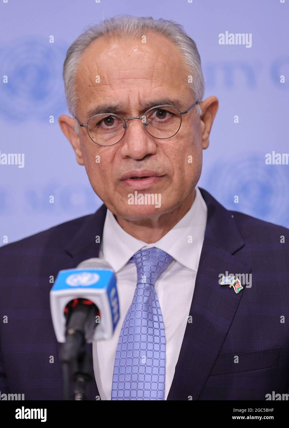 United Nations, New York, USA, 06. August 2021 - Ghulam M. Isaczai, Ständiger Vertreter der Islamischen Republik Afghanistan bei den Vereinten Nationen, spricht vor der Presse über die Lage in Afghanistan heute vor dem UN-Hauptquartier in New York City. Foto: Luiz Rampelotto/EuropaNewswire FOTOKREDIT ERFORDERLICH. Stockfoto