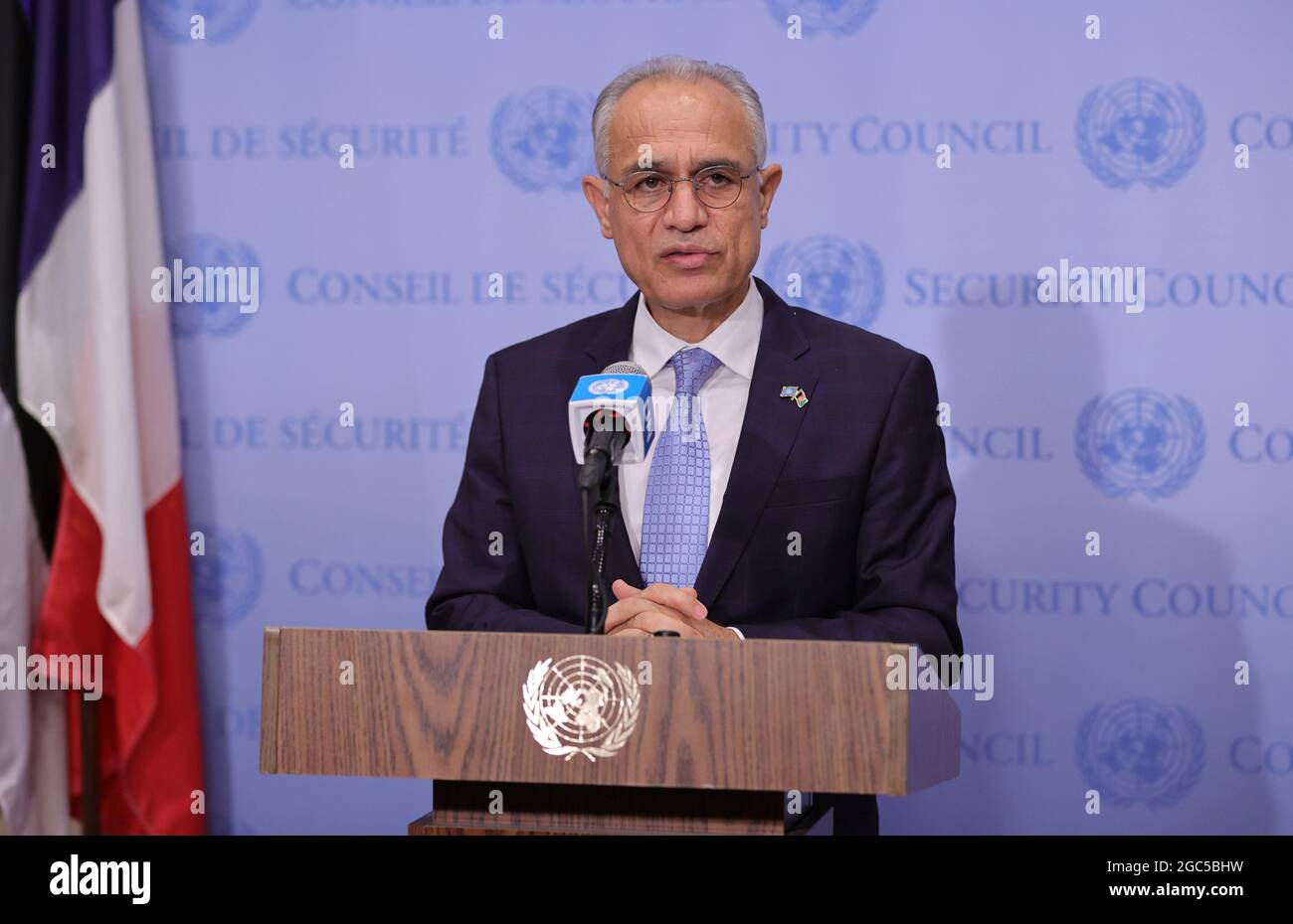 United Nations, New York, USA, 06. August 2021 - Ghulam M. Isaczai, Ständiger Vertreter der Islamischen Republik Afghanistan bei den Vereinten Nationen, spricht vor der Presse über die Lage in Afghanistan heute vor dem UN-Hauptquartier in New York City. Foto: Luiz Rampelotto/EuropaNewswire FOTOKREDIT ERFORDERLICH. Stockfoto