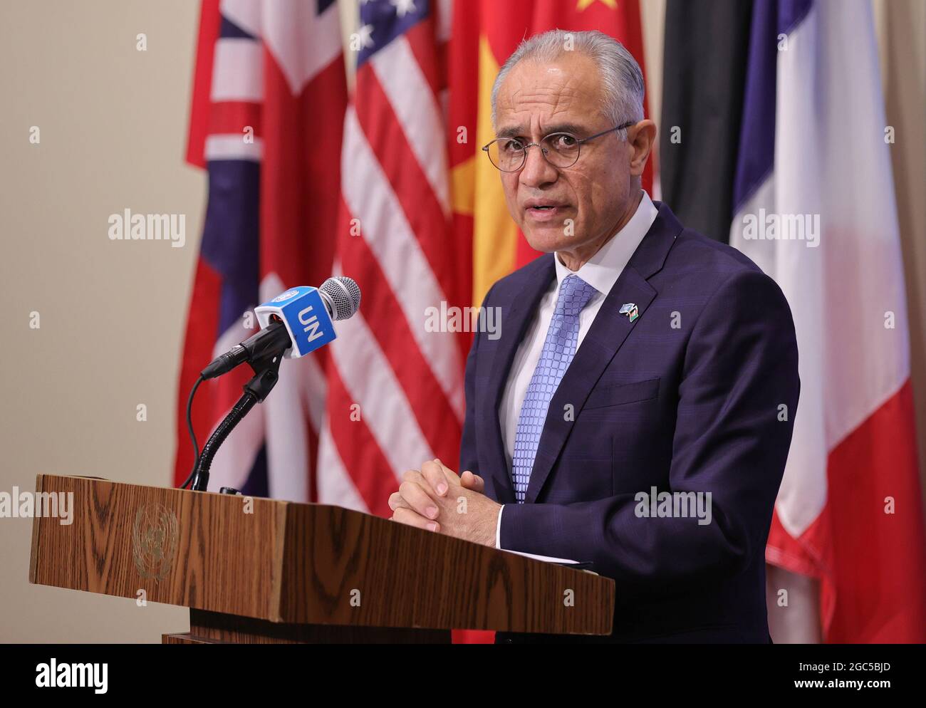 United Nations, New York, USA, 06. August 2021 - Ghulam M. Isaczai, Ständiger Vertreter der Islamischen Republik Afghanistan bei den Vereinten Nationen, spricht vor der Presse über die Lage in Afghanistan heute vor dem UN-Hauptquartier in New York City. Foto: Luiz Rampelotto/EuropaNewswire FOTOKREDIT ERFORDERLICH. Stockfoto