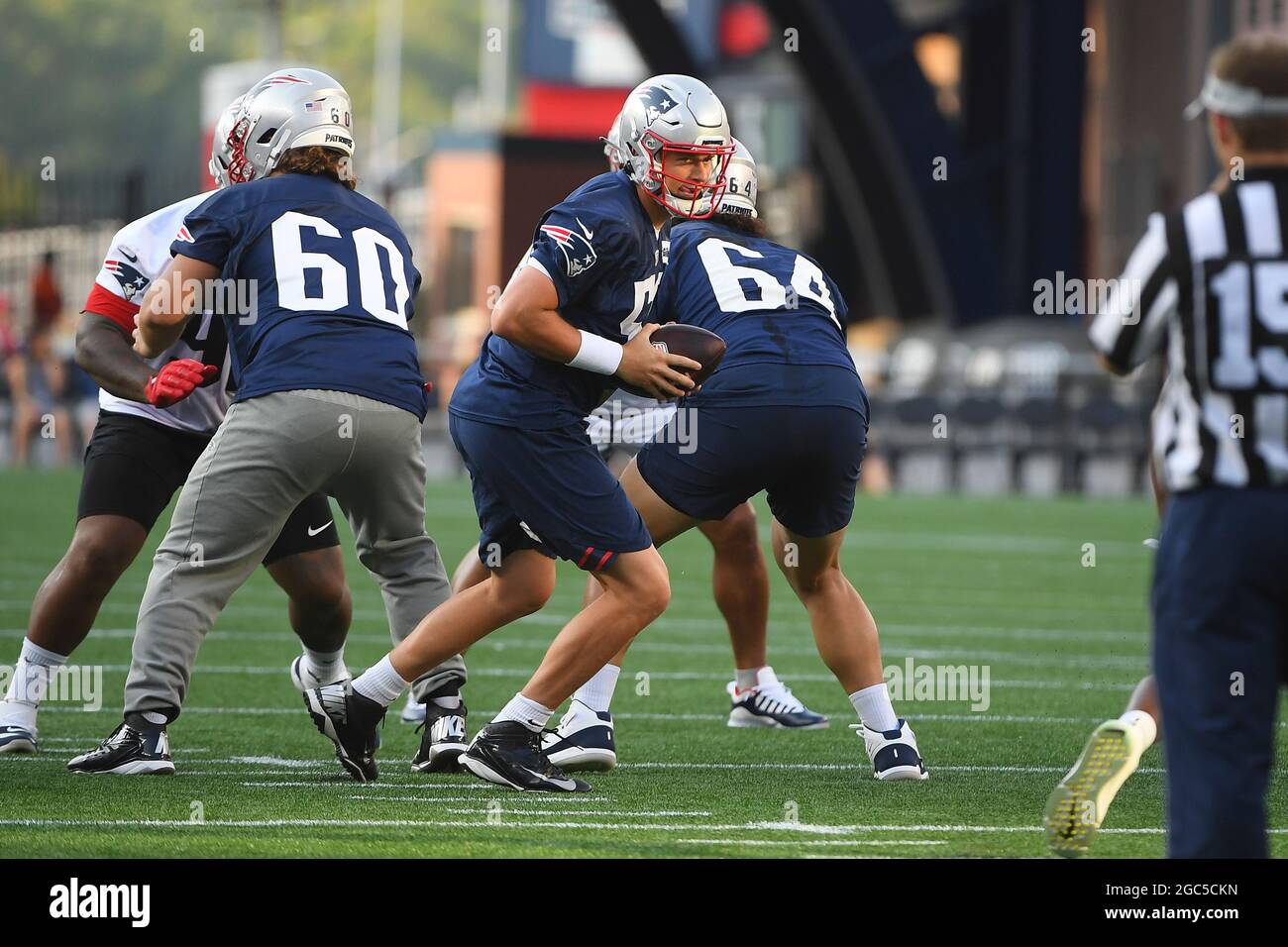 Massachusetts, USA. August 2021. Freitag, 6. August 2021: Der New England Patriots Quarterback Mac Jones (50) fällt mit dem Ball beim New England Patriots Trainingslager im Gillette Stadium in Foxborough, Massachusetts, zurück. Eric Canha/CSM Credit: CAL Sport Media/Alamy Live News Stockfoto