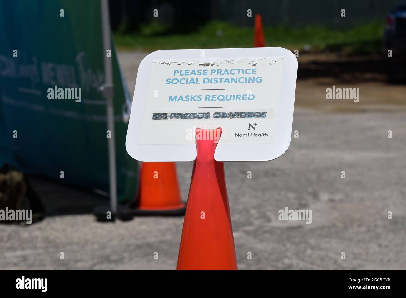 Miami, Usa. August 2021. Ein Schild bezüglich der erforderlichen Masken und der sozialen Distanzierung ist auf einer Drive-Thru-Covid-Teststelle in Miamion am 6. August 2021 in Miami, Florida, zu sehen. Quelle: SIPA USA/Alamy Live News Stockfoto