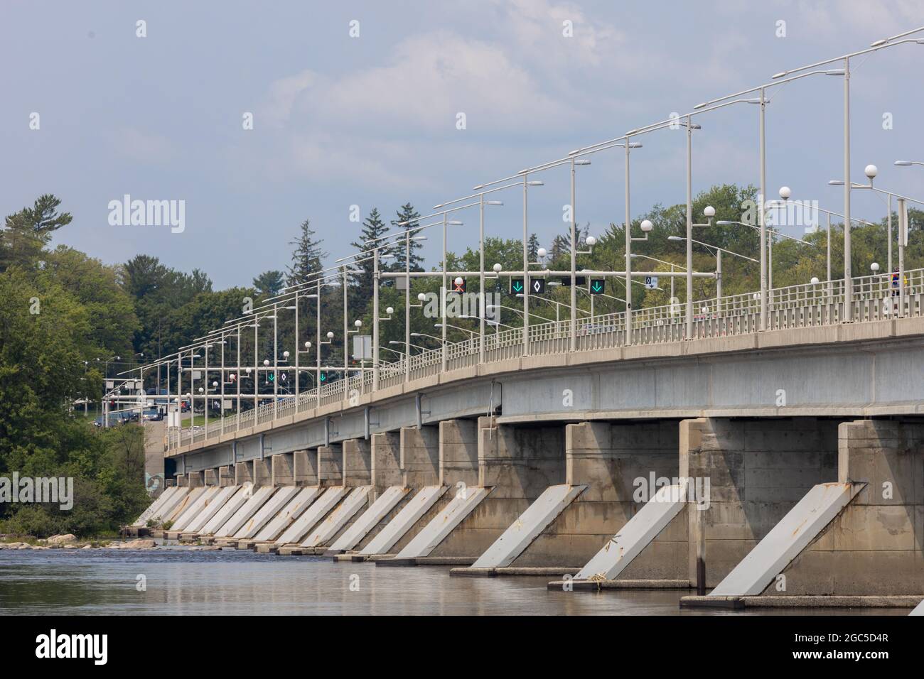 Ottawa, Ontario, Kanada - 18. Juli 2021: Das Quebecer Ende der Champlain Bridge, die den Ottawa River zwischen den Städten Gatineau und Ott überquert Stockfoto