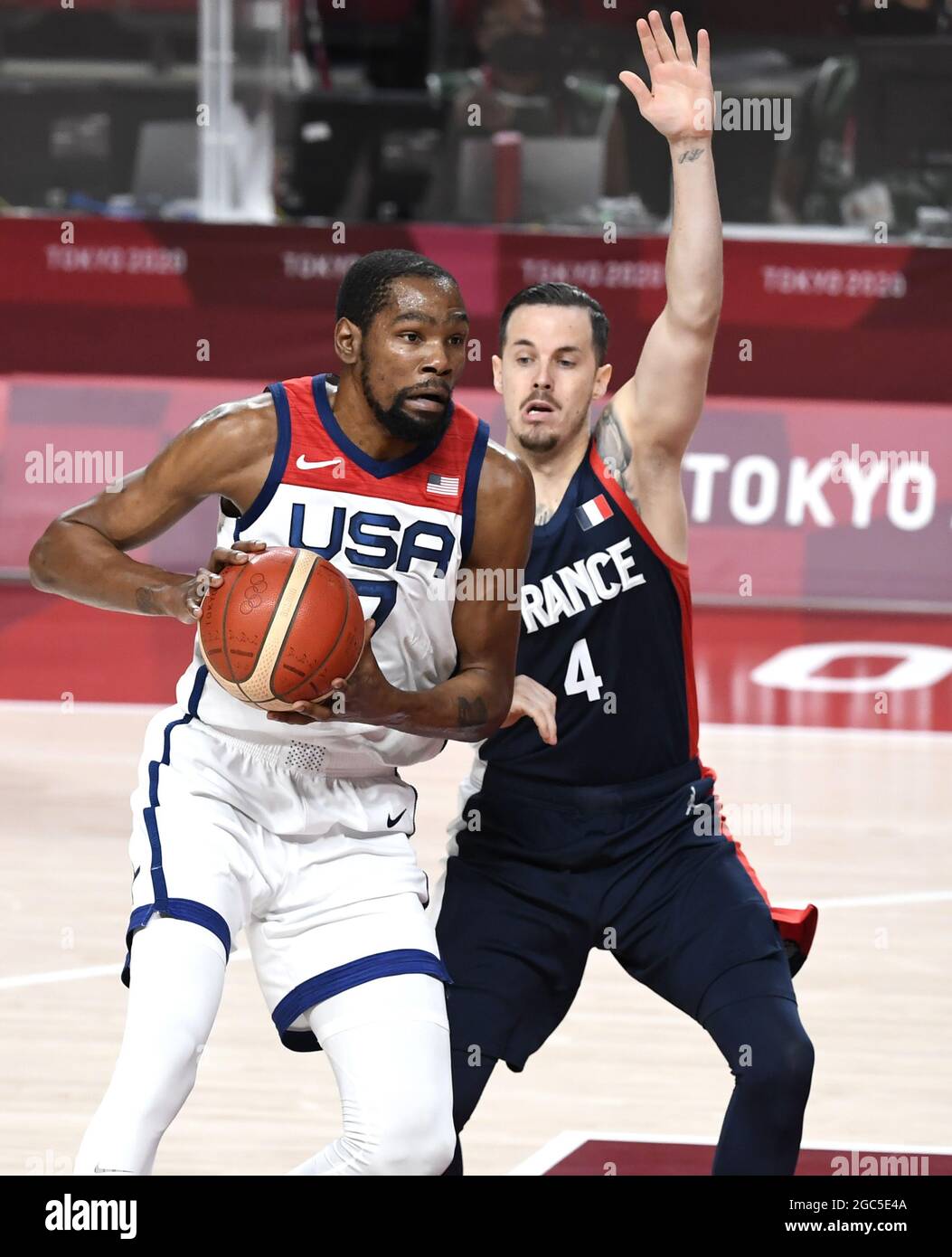 Tokio, Japan. August 2021. Der US-Amerikaner Kevin Durant (L) fährt während des Basketballfinales der Männer bei den Olympischen Spielen 2020 in Tokio am Samstag, den 7. August 2021, gegen den Franzosen Thomas Heurtel. Japan. Foto von Mike Theiler/UPI Credit: UPI/Alamy Live News Stockfoto