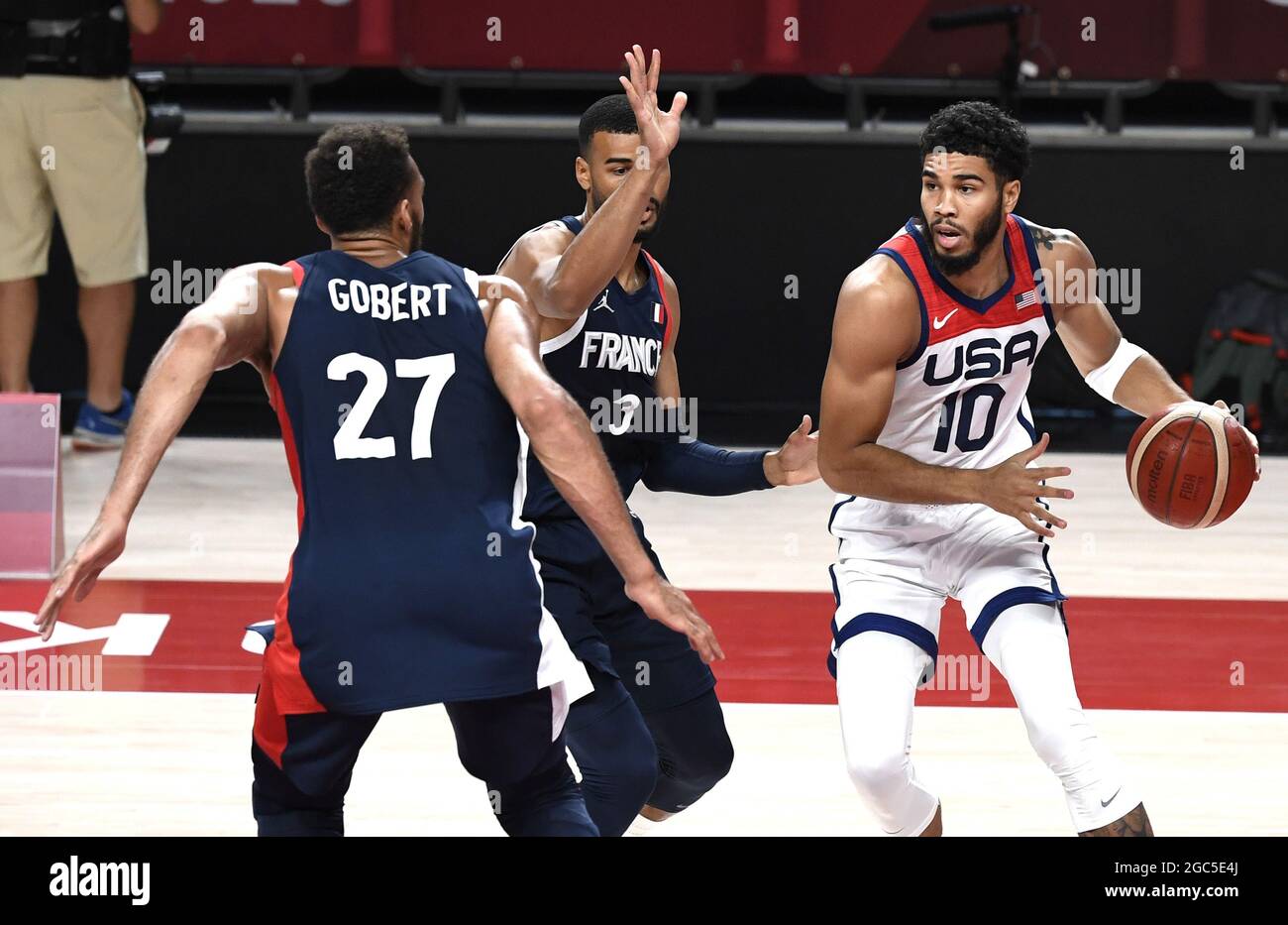 Tokio, Japan. August 2021. Der US-Amerikaner Jayson Tatum bewegt den Ball, während er vom französischen Rudy Gobert (27) und Timothe Luwawu Cabarrot während des Basketballfinales der Männer bei den Olympischen Spielen 2020 in Tokio, am Samstag, den 7. August 2021, bewacht wird. Japan. Foto von Mike Theiler/UPI Credit: UPI/Alamy Live News Stockfoto