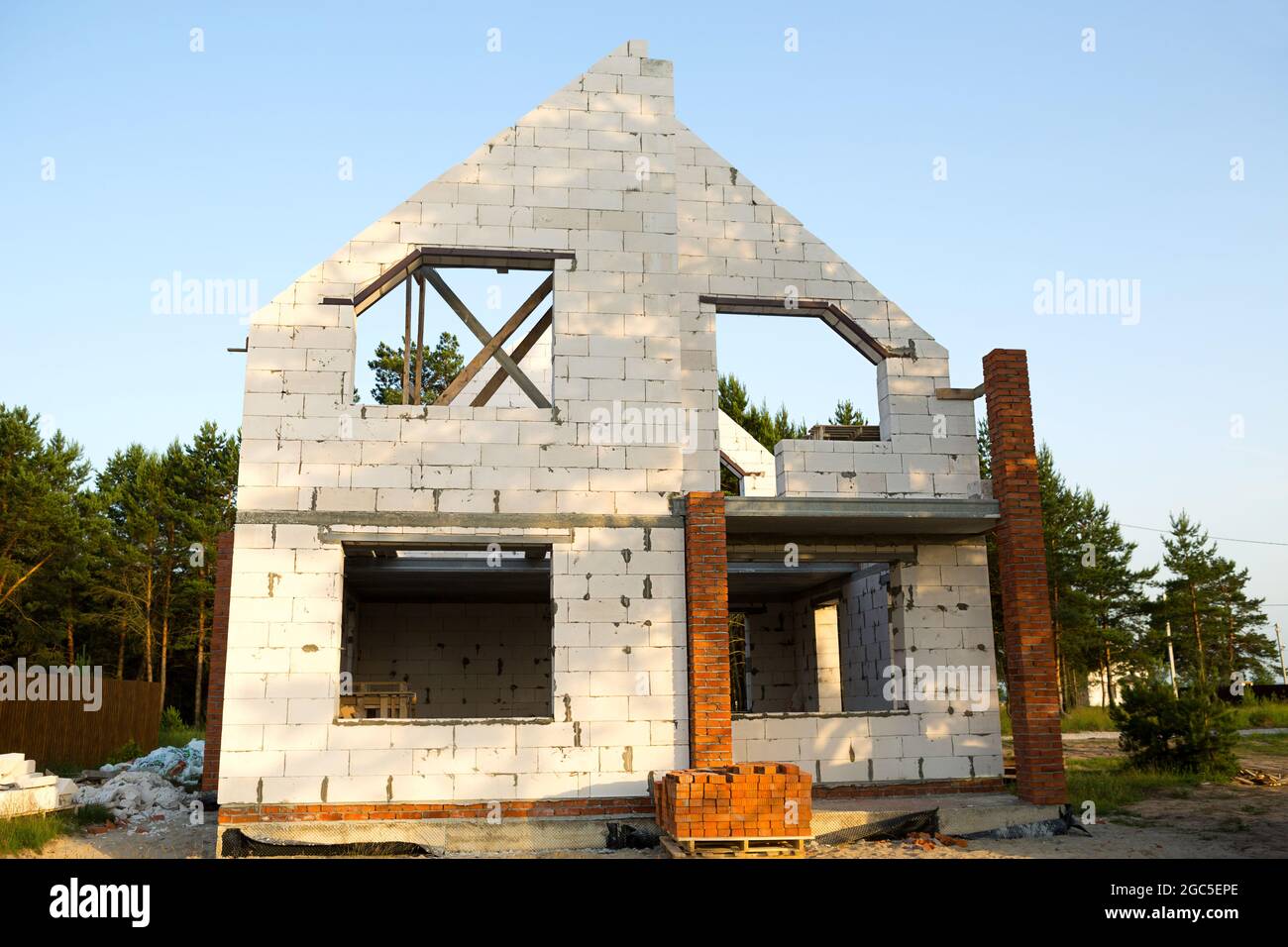 Das Objekt der unfertigen Konstruktion ist ein zukünftiges Haus aus einem porösen Betonblock. 1. Stock mit Dachboden. Wohnimmobilien in ländlichen Gebieten stehen unter Kontra Stockfoto