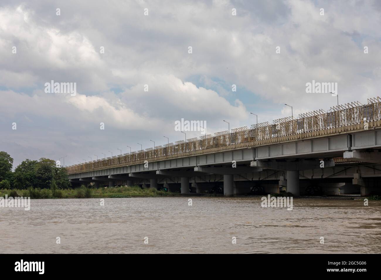 Blick auf die Nizamuddin-Brücke mit dem darunter fließenden Yamuna-Fluss. Stockfoto