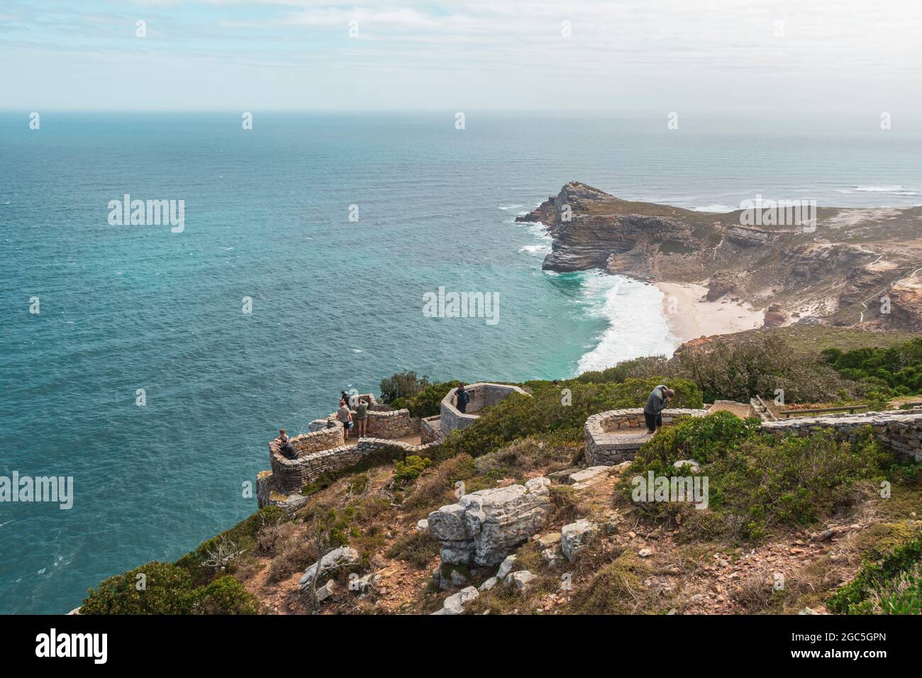 Blicken Sie auf die Terrasse mit Menschen am Cape Point mit Blick auf den Atlantik, Diaz Beach und Cape of Good Hope in Südafrika. Stockfoto