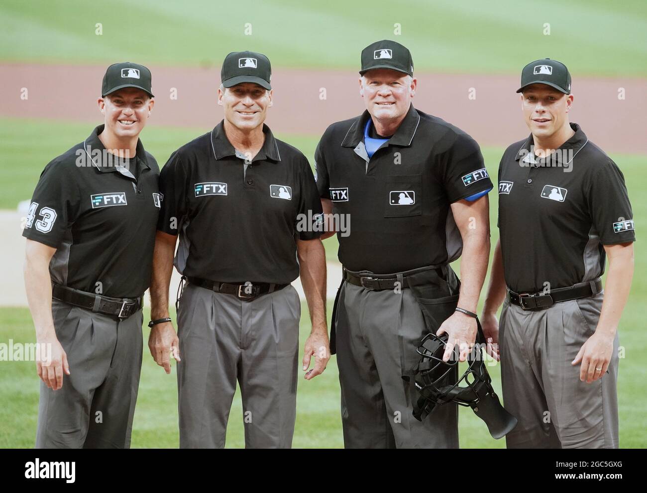 St. Louis, USA. August 2021. Die Major League-Schiedsrichter (L bis R) Shane Livensparger, Angel Hernandez, Ted Barrett und Stu Scheuerwater posieren für ein Foto vor dem Beginn des Baseballspiels der Kansas City Royals und St. Louis Cardinals im Busch Stadium in St. Louis am Freitag, den 6. August 2021. Foto von Bill Greenblatt/UPI Credit: UPI/Alamy Live News Stockfoto