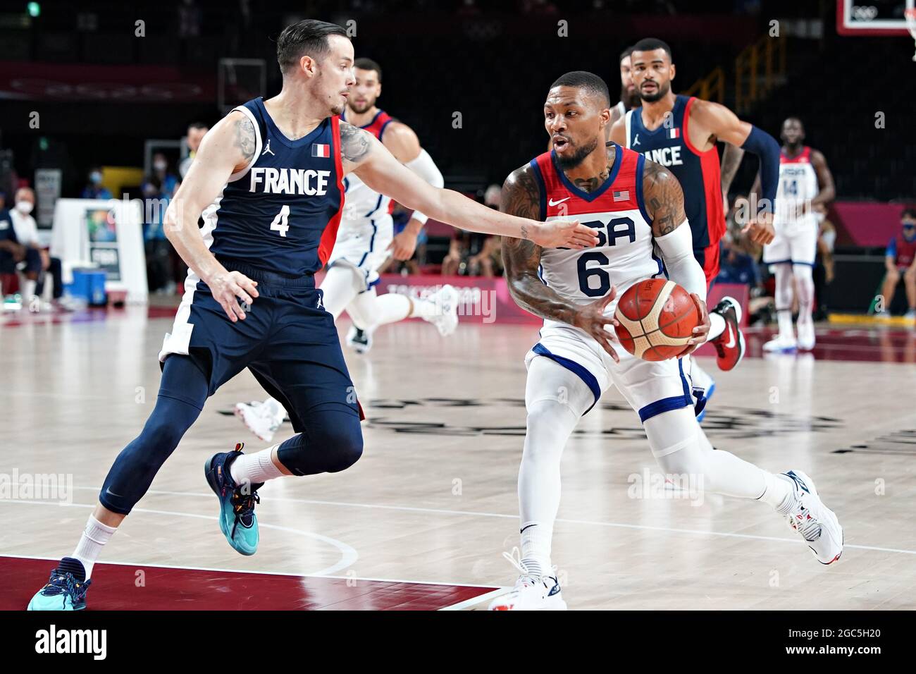 Tokio, Japan. August 2021. Der US-Bundesschütze Damian Lillard #6 tropft um den französischen Punktewächter Thomas Heurtel #4 während des Basketballfinals der Männer bei den Olympischen Spielen in Tokio, Japan, am Samstag, den 7. August 2021. Foto von Richard Ellis/UPI Credit: UPI/Alamy Live News Stockfoto