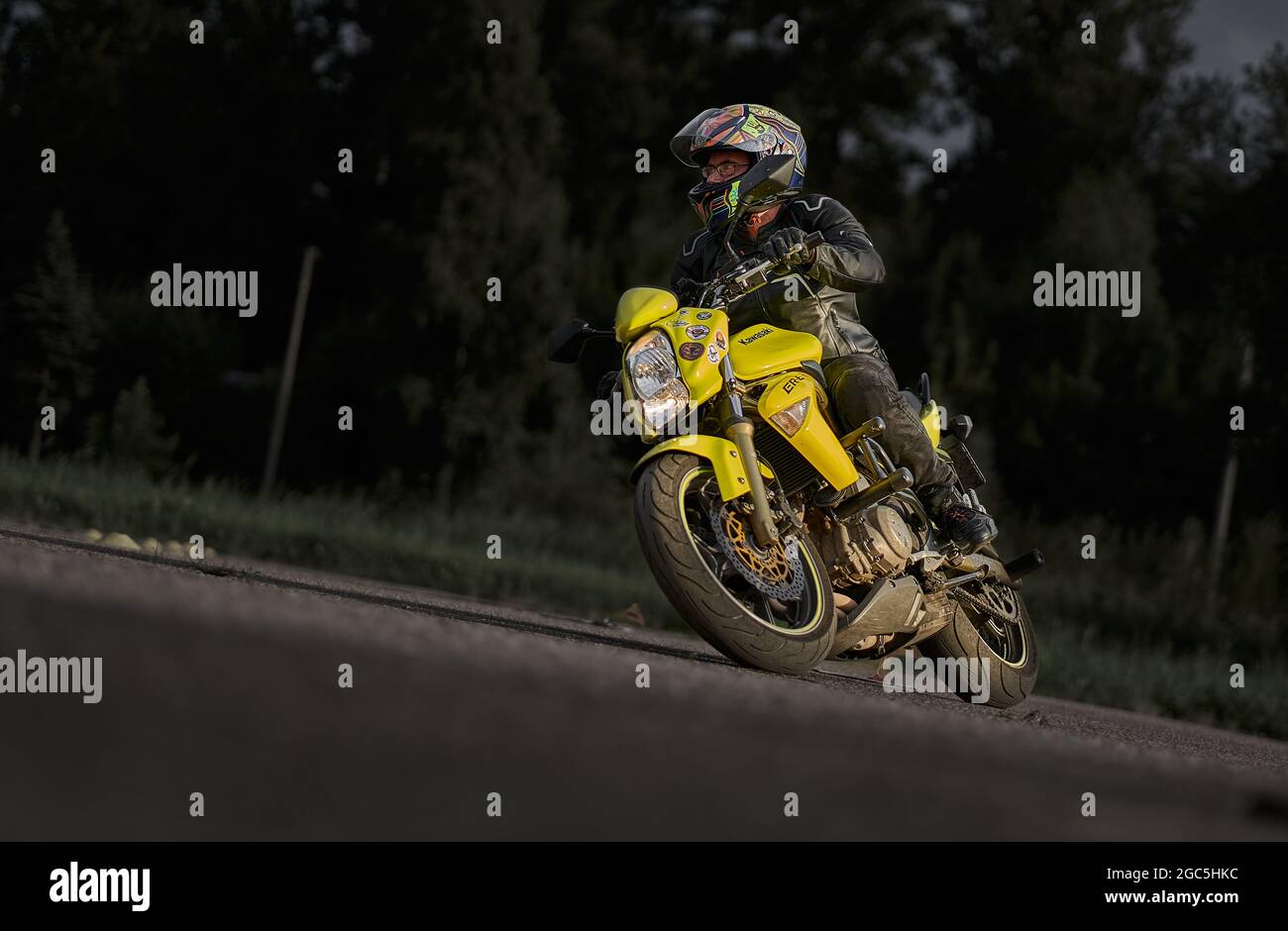 11-07-2021 Riga, Lettland Gelbes Motorrad. Mann hat Ausbildung bei gelben Motorrad. Stockfoto