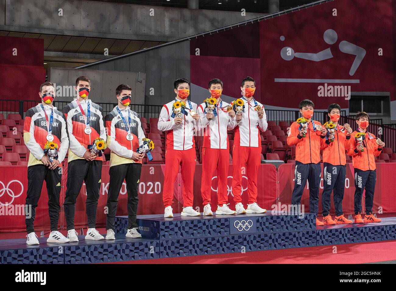 Die Teams der Medaillengewinnerinnen bei der Preisverleihung (von links