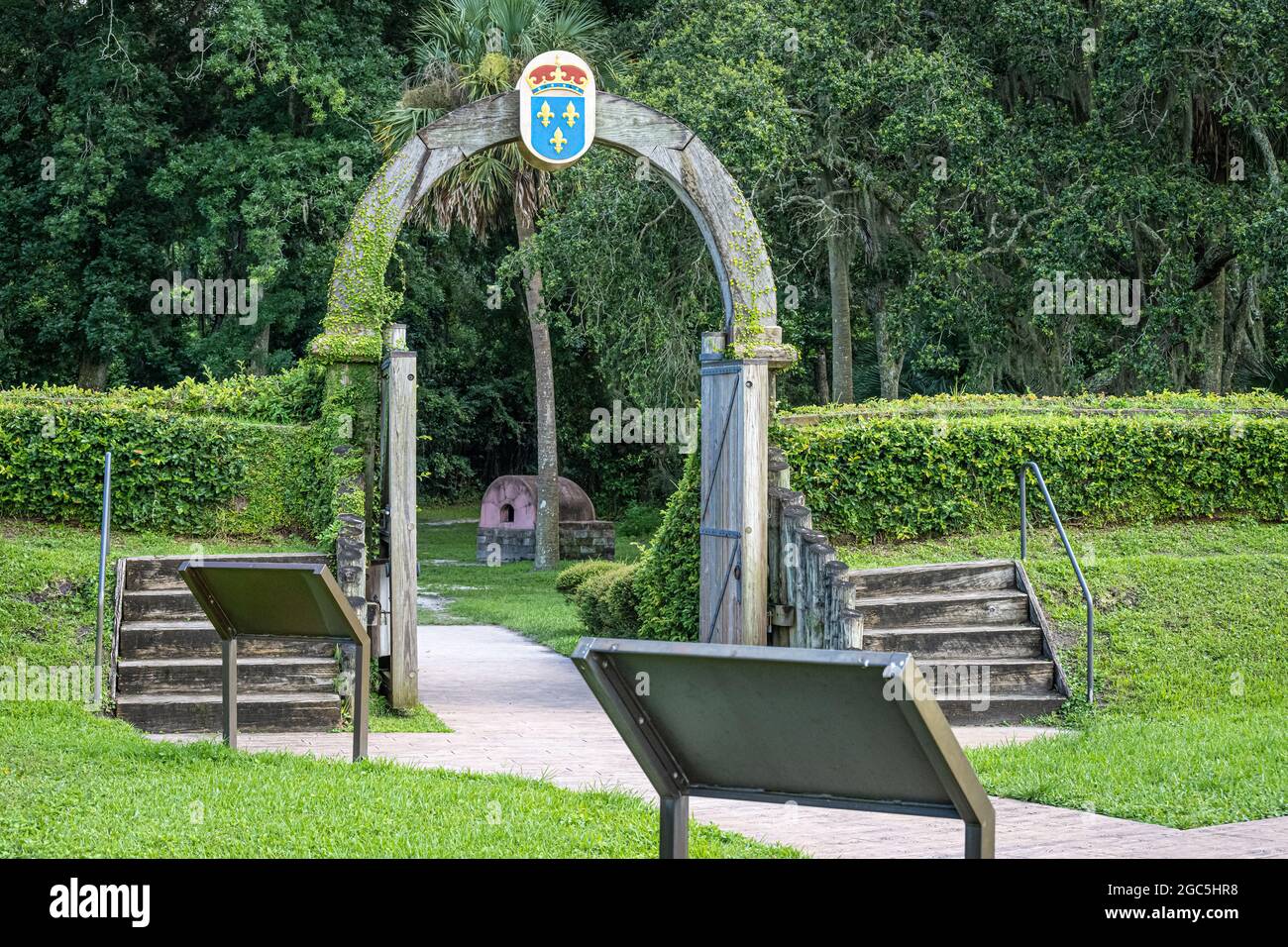 Gewölbter Eingang zur Nachbildung von Ft. Caroline am Fort Caroline National Memorial im ökologischen und historischen Konserven von Timucuan in Jacksonville, FL. Stockfoto
