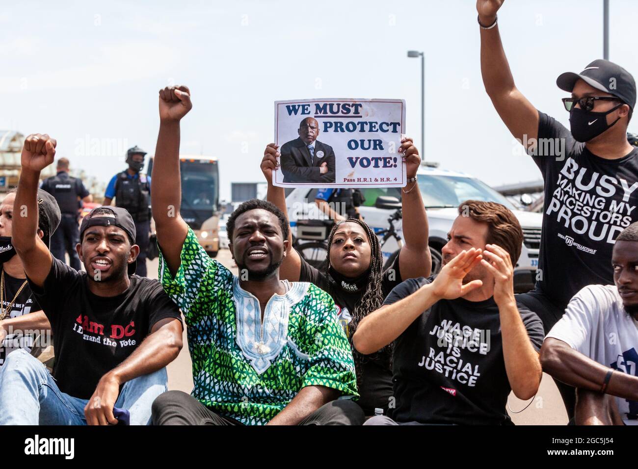 Washington DC, USA, 6. August 2021. Im Bild: Reverend Stephen Green (Mitte links) führt Demonstranten an, die während eines Freitagsmarsches den Verkehr am Reagan National Airport blockieren. Die Demonstranten wollten Senatoren daran hindern, in die Pause zu gehen, weil sie noch nicht zum Schutz der Stimmrechte gehandelt hatten. Bei dieser zivilen Ungehorsams-Aktion wurden etwa 25 Demonstranten verhaftet. Kredit: Allison Bailey / Alamy Live Nachrichten Stockfoto