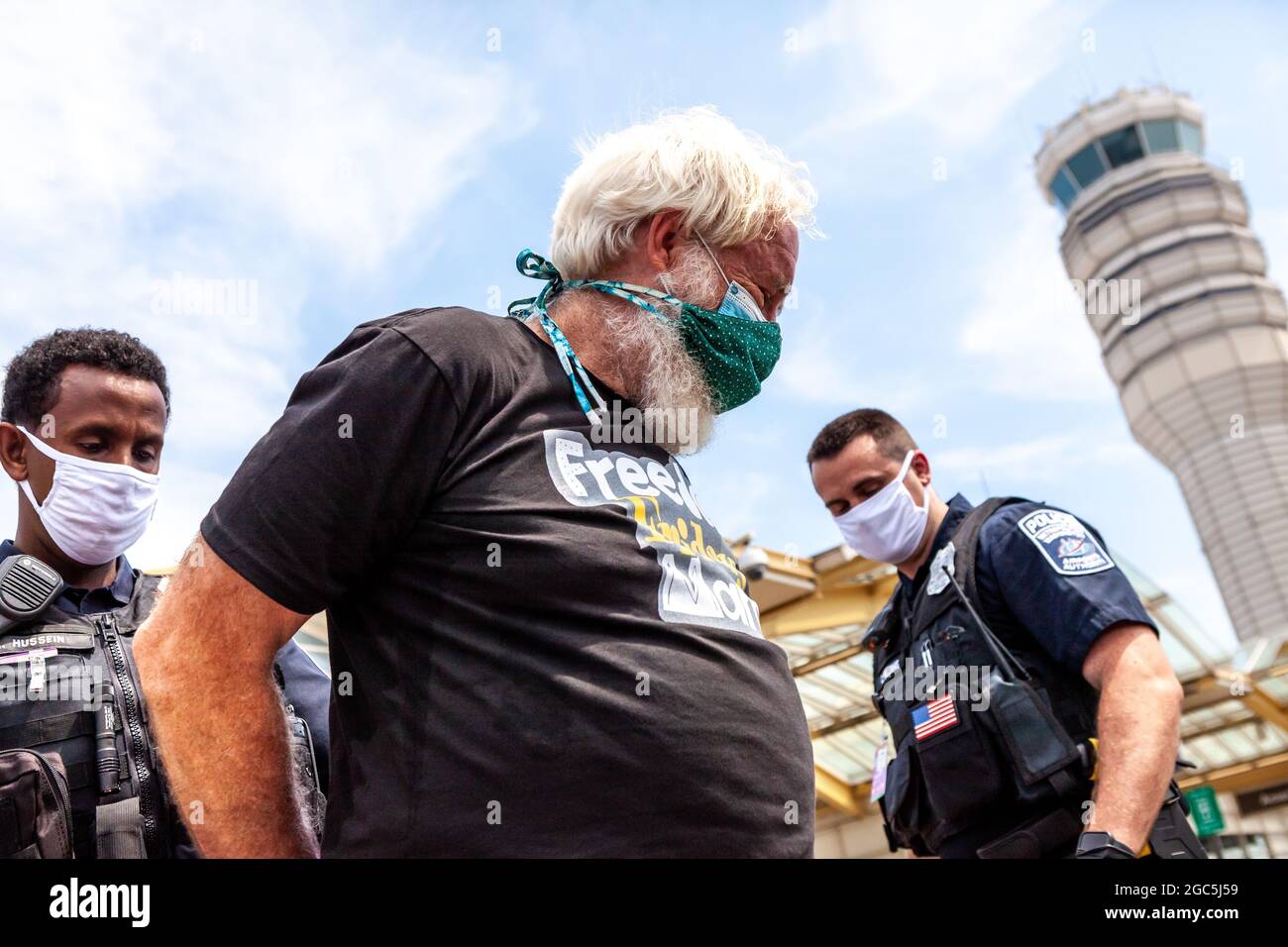 Washington DC, USA, 6. August 2021. Im Bild: Die Flughafenpolizei verhaftete einen Demonstranten, der während eines Freitagsmarsches den Verkehr am Reagan National Airport blockiert. Die Demonstranten wollten Senatoren daran hindern, in die Pause zu gehen, weil sie noch nicht zum Schutz der Stimmrechte gehandelt hatten. Bei dieser zivilen Ungehorsams-Aktion wurden etwa 25 Demonstranten verhaftet. Kredit: Allison Bailey / Alamy Live Nachrichten Stockfoto