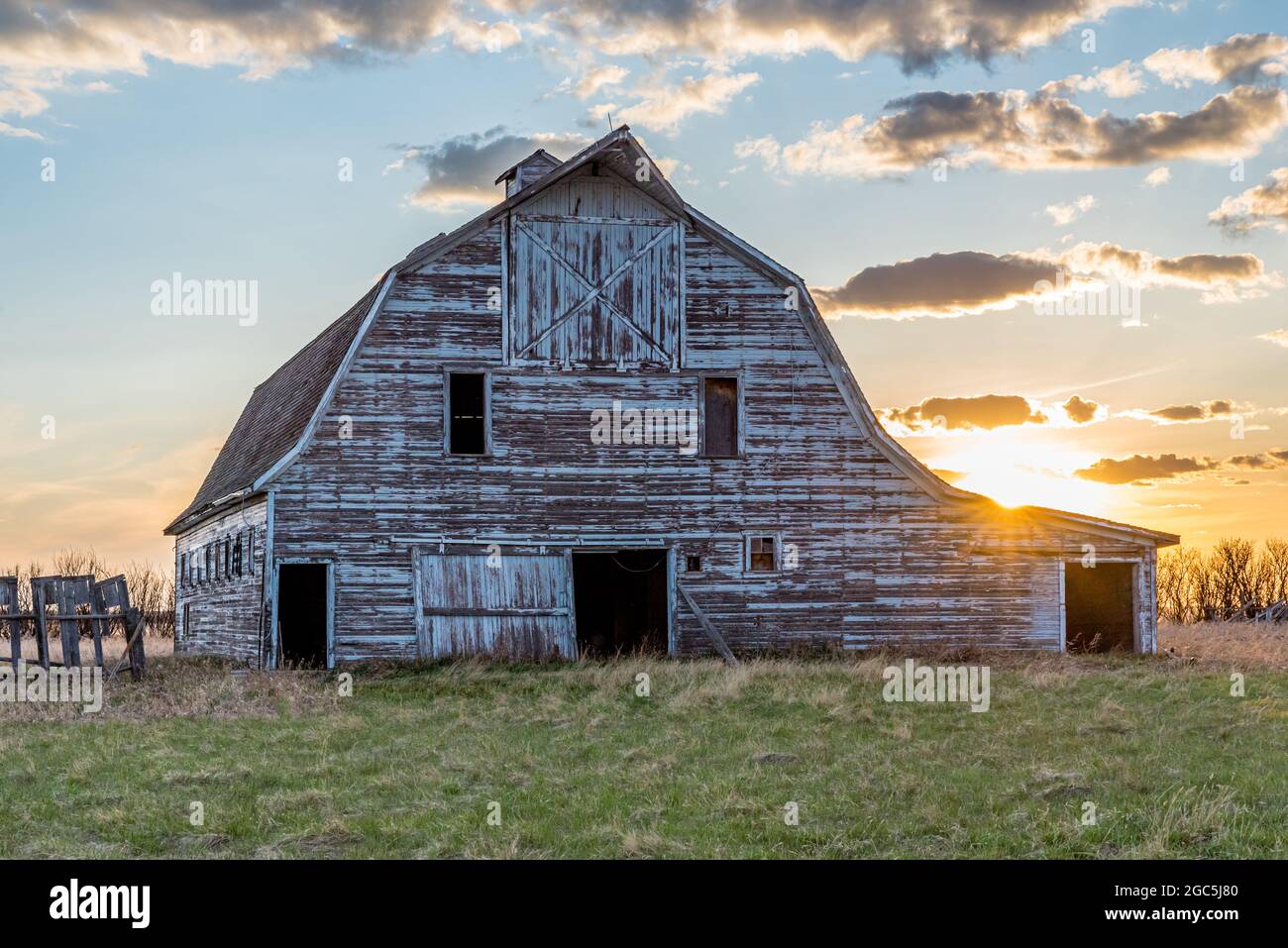 Eine verlassene alte weiße Scheune auf den Prärien in Saskatchewan Stockfoto