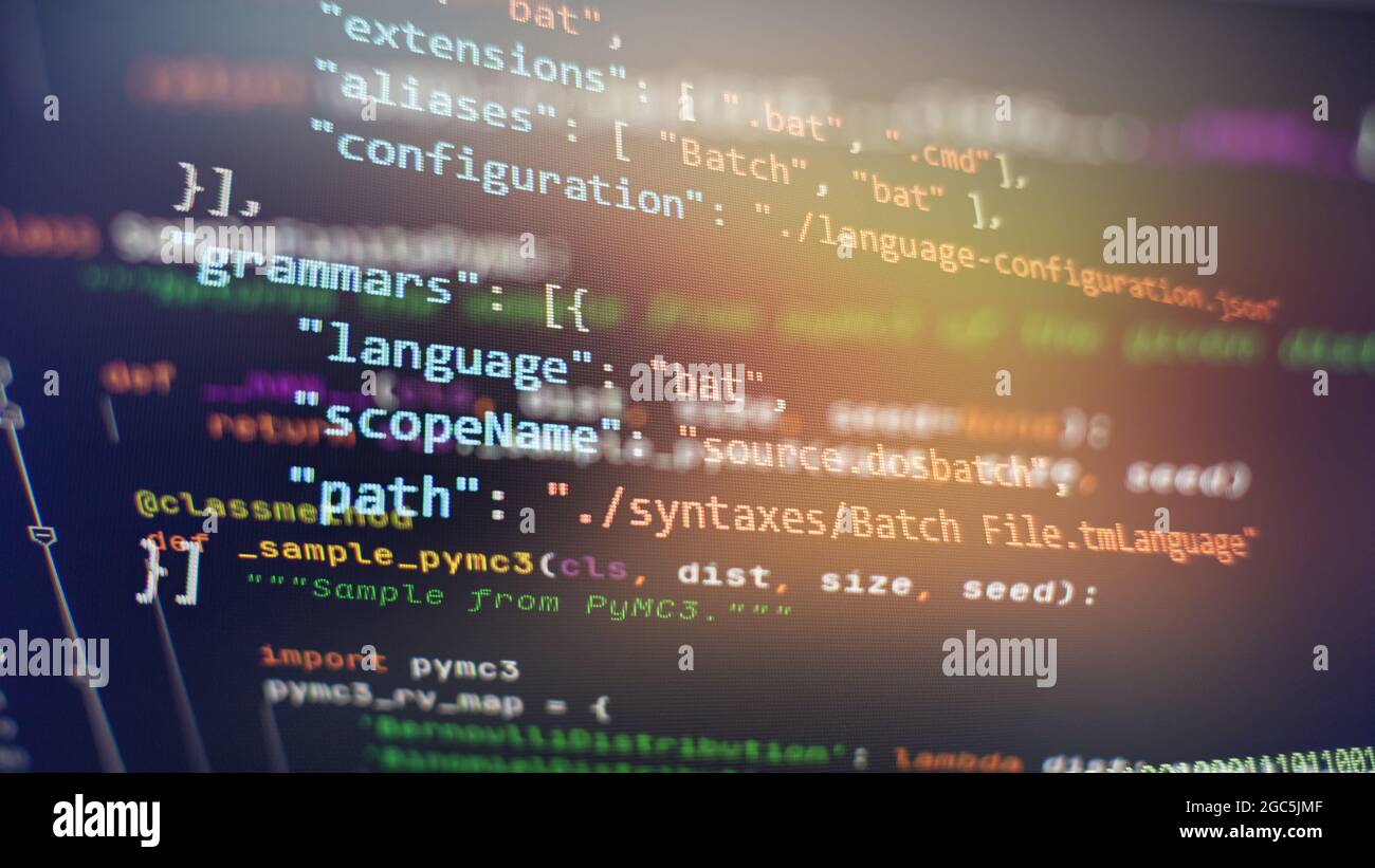 Website-Entwicklung. Entwickler, der im Büro an Programmcodes arbeitet. Computerprogramm. Programmierarbeitsplatz. Programmiercode. Softwarequellcode. Stockfoto