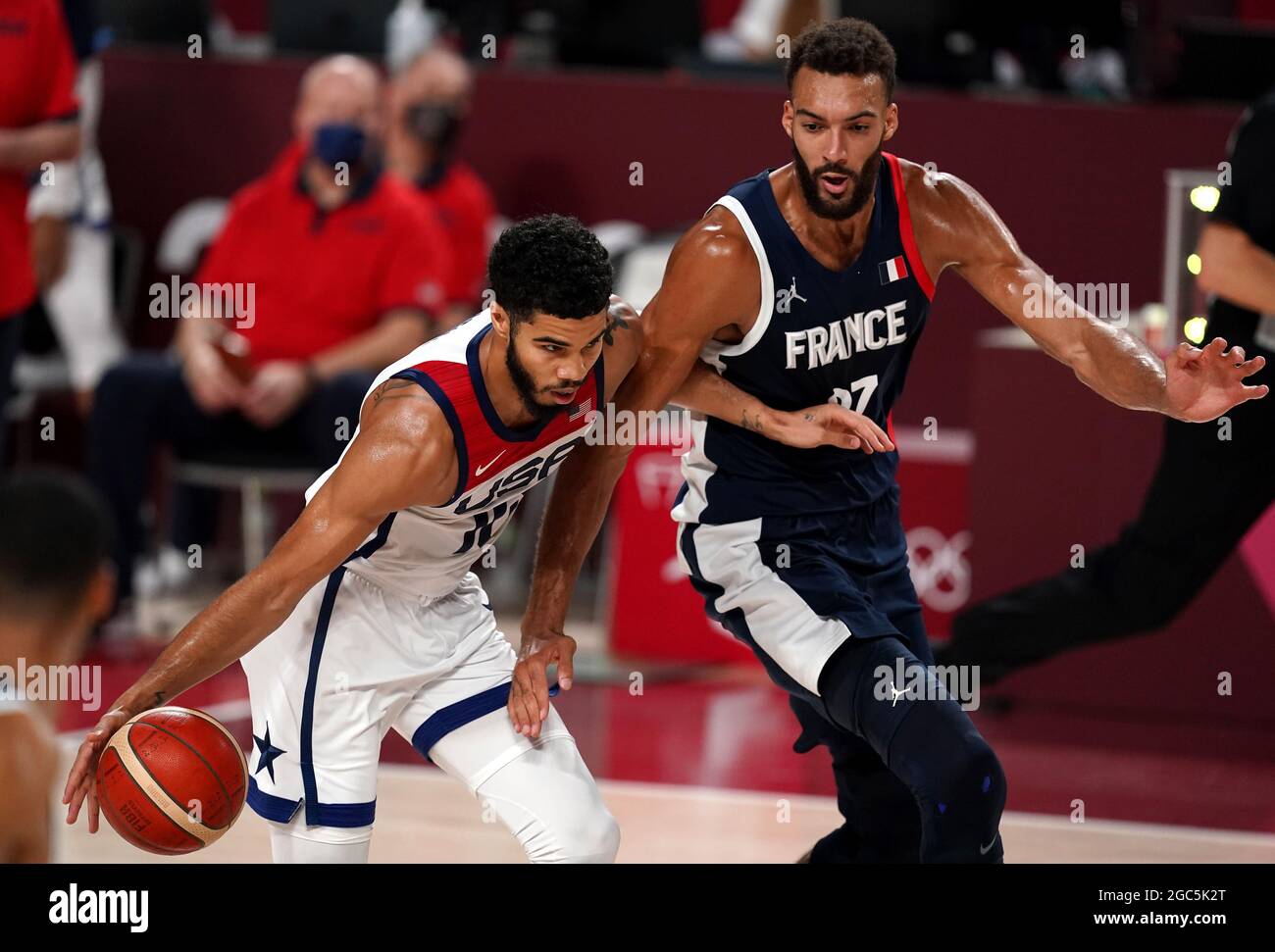 Die USA Jayson Tatum (links) und der französische Rudy Gobert kämpfen am 15. Tag der Olympischen Spiele 2020 in Tokio in der Saitama Super Arena um den Ball während des Spiels der Männer mit der Goldmedaille. Bilddatum: Samstag, 7. August 2021. Stockfoto