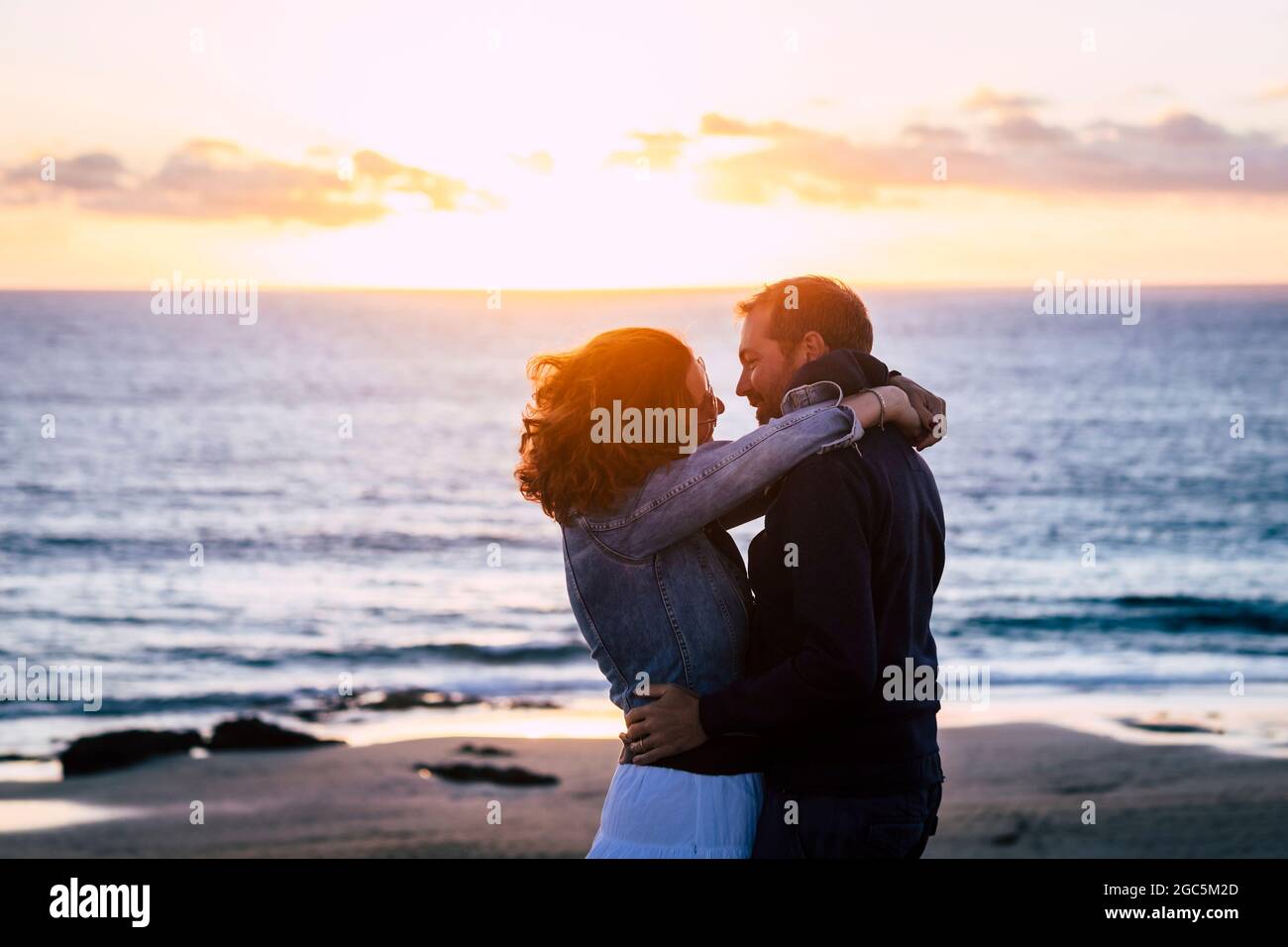 Romantische Dating Paar In Romantik Umarmung Umarmung Beziehung Mit Strand Und Sonnenuntergang In Abckground Konzept Der Together Forever Menschen Frau Kussen Mann O Stockfotografie Alamy
