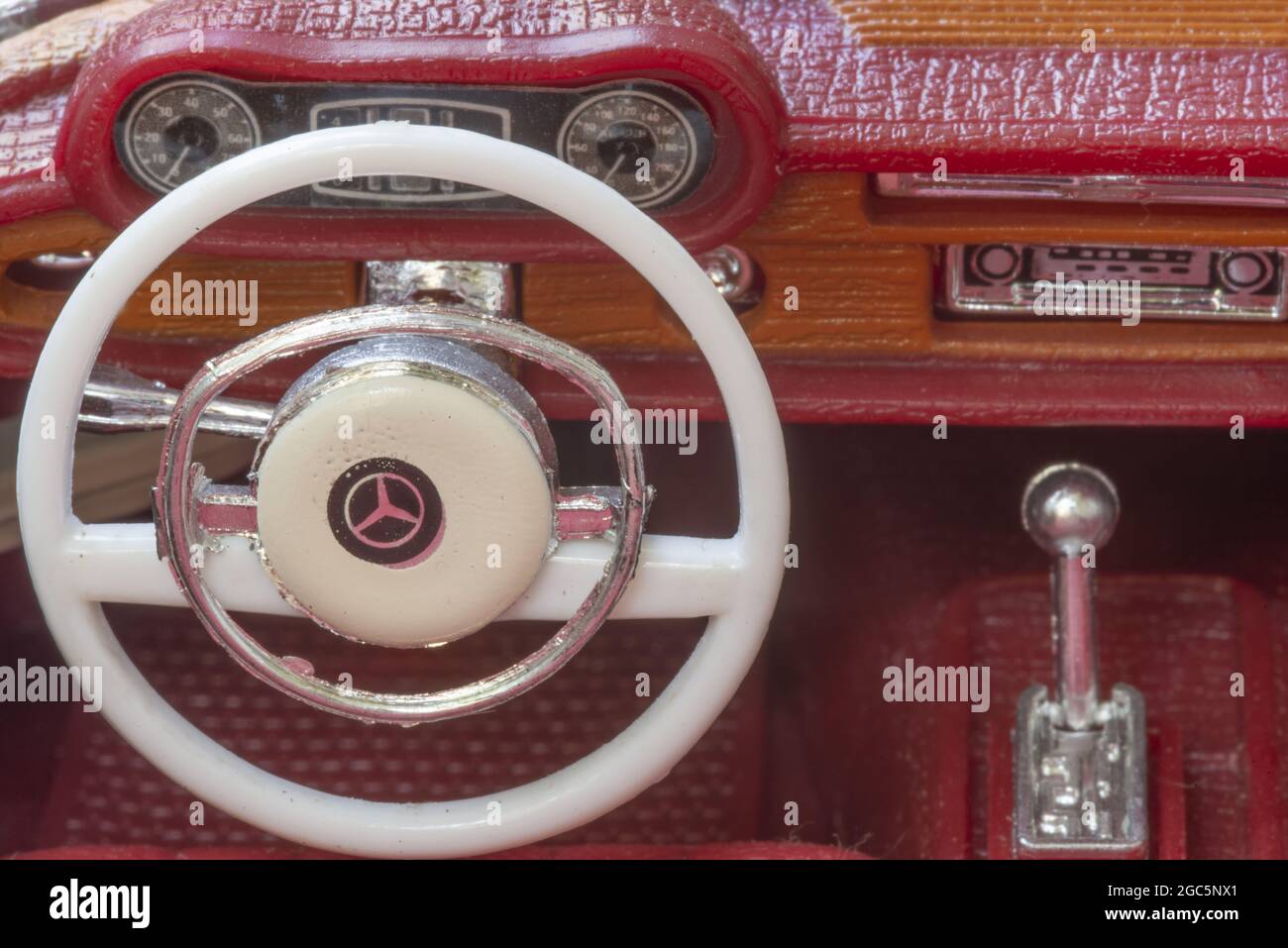 GENF, SCHWEIZ - 18. Jul 2021: Ein weißes Mercedes-Cabriolet mit rotem Interieur Stockfoto