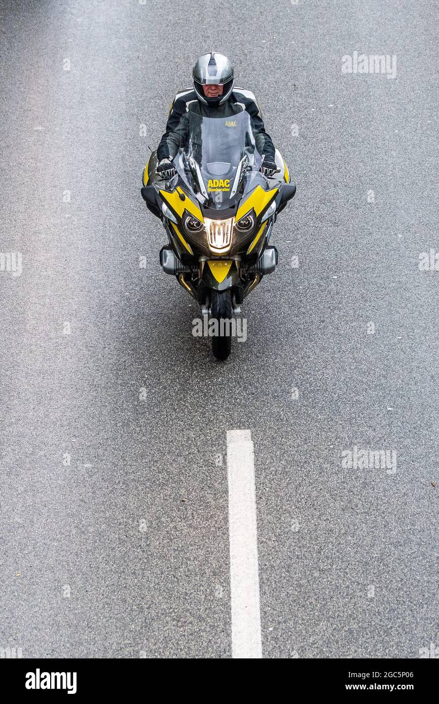 Achim, Deutschland. August 2021. Roger Jahn, ADAC-Staubberater, fährt mit seinem Motorrad auf der A27. Urlaubszeit kann viel Wartezeit und Geduld erfordern, zusätzlich zu Ruhe und Entspannung. Angesichts der Sommerferien gibt es derzeit Straßenverkehrsberater auf den Straßen mit ihren Motorrädern, die beraten und Tipps geben, wie man den Stau so schnell wie möglich umkommt. Quelle: Sina Schuldt/dpa/Alamy Live News Stockfoto