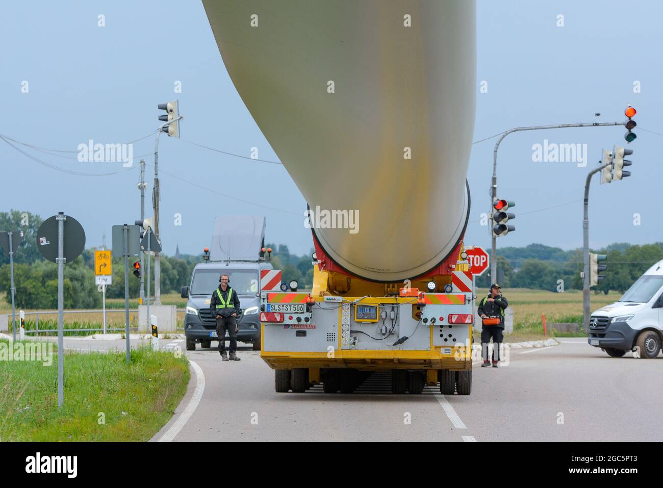 Lahr, Schwarzwald, 3. August 2021: Ein Rotorblatt (69 Meter, 20 Tonnen) einer Windkraftanlage wird zur Baustelle auf Langenhard transportiert. Stockfoto