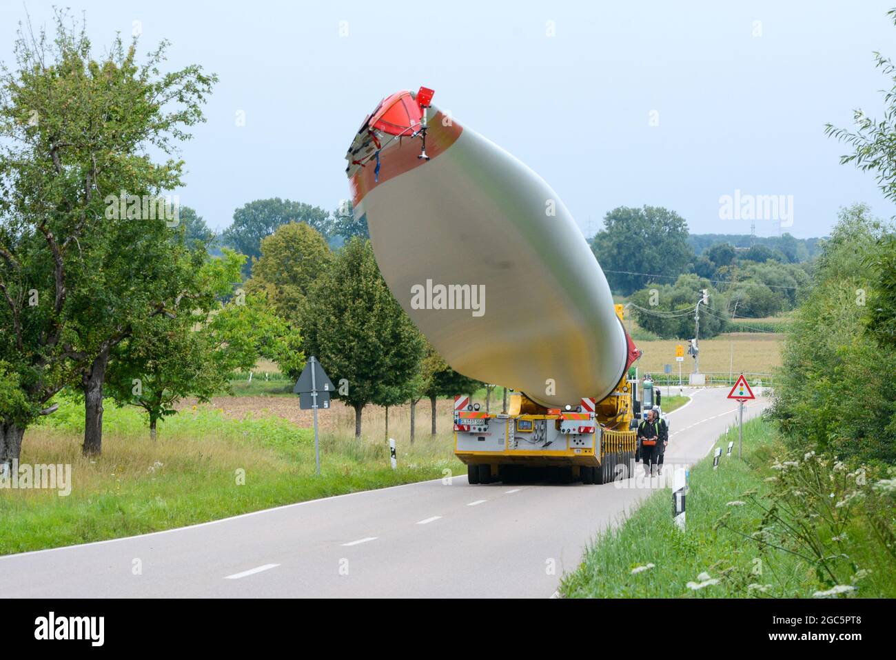 Lahr, Schwarzwald, 3. August 2021: Ein Rotorblatt (69 Meter, 20 Tonnen) einer Windkraftanlage wird zur Baustelle auf Langenhard transportiert. Stockfoto