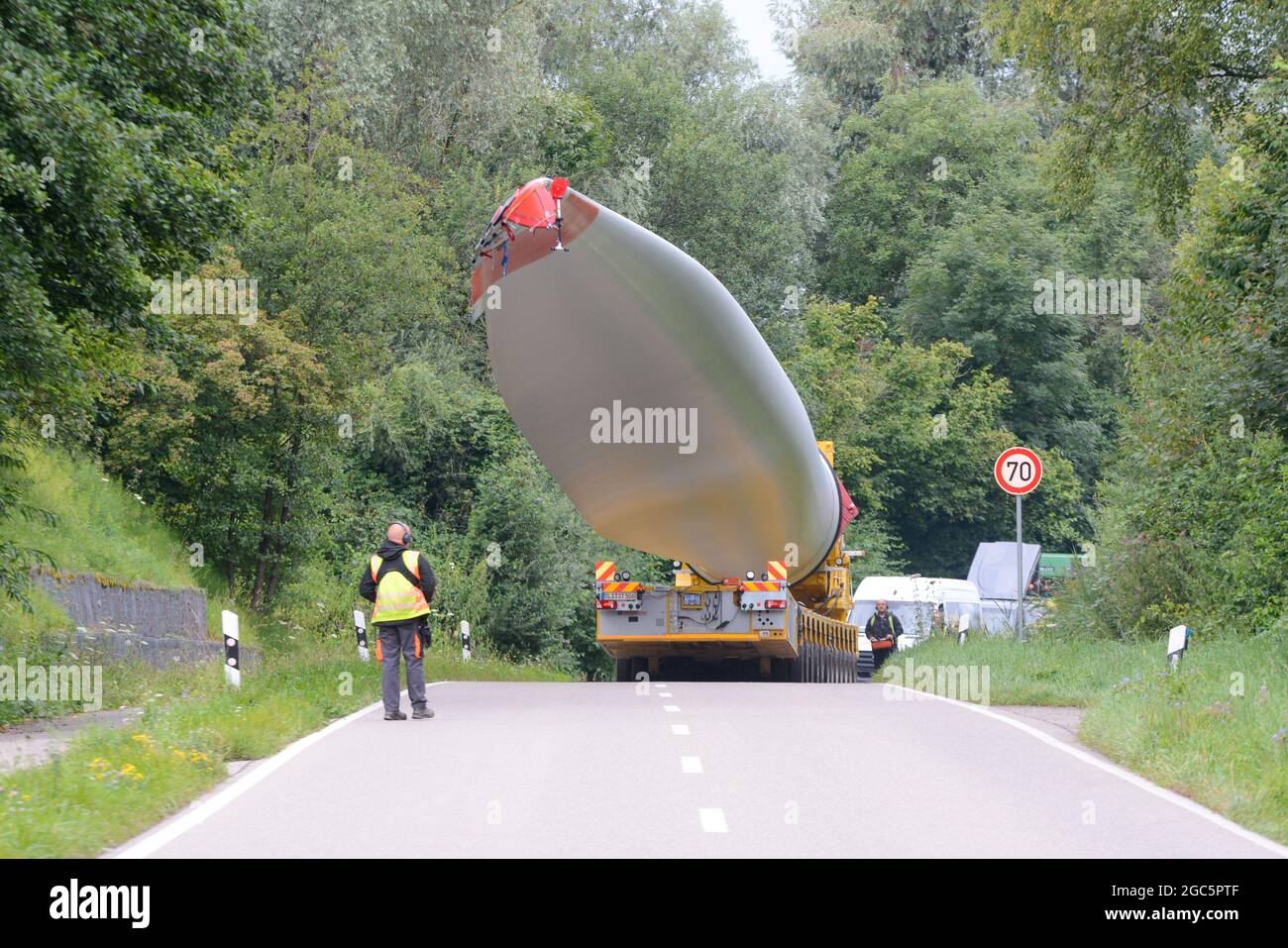 Lahr, Schwarzwald, 3. August 2021: Ein Rotorblatt (69 Meter, 20 Tonnen) einer Windkraftanlage wird zur Baustelle auf Langenhard transportiert. Stockfoto