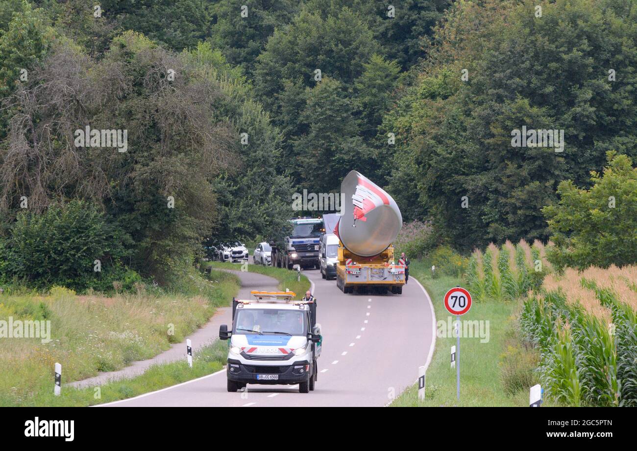 Lahr, Schwarzwald, 3. August 2021: Ein Rotorblatt (69 Meter, 20 Tonnen) einer Windkraftanlage wird zur Baustelle auf Langenhard transportiert. Stockfoto