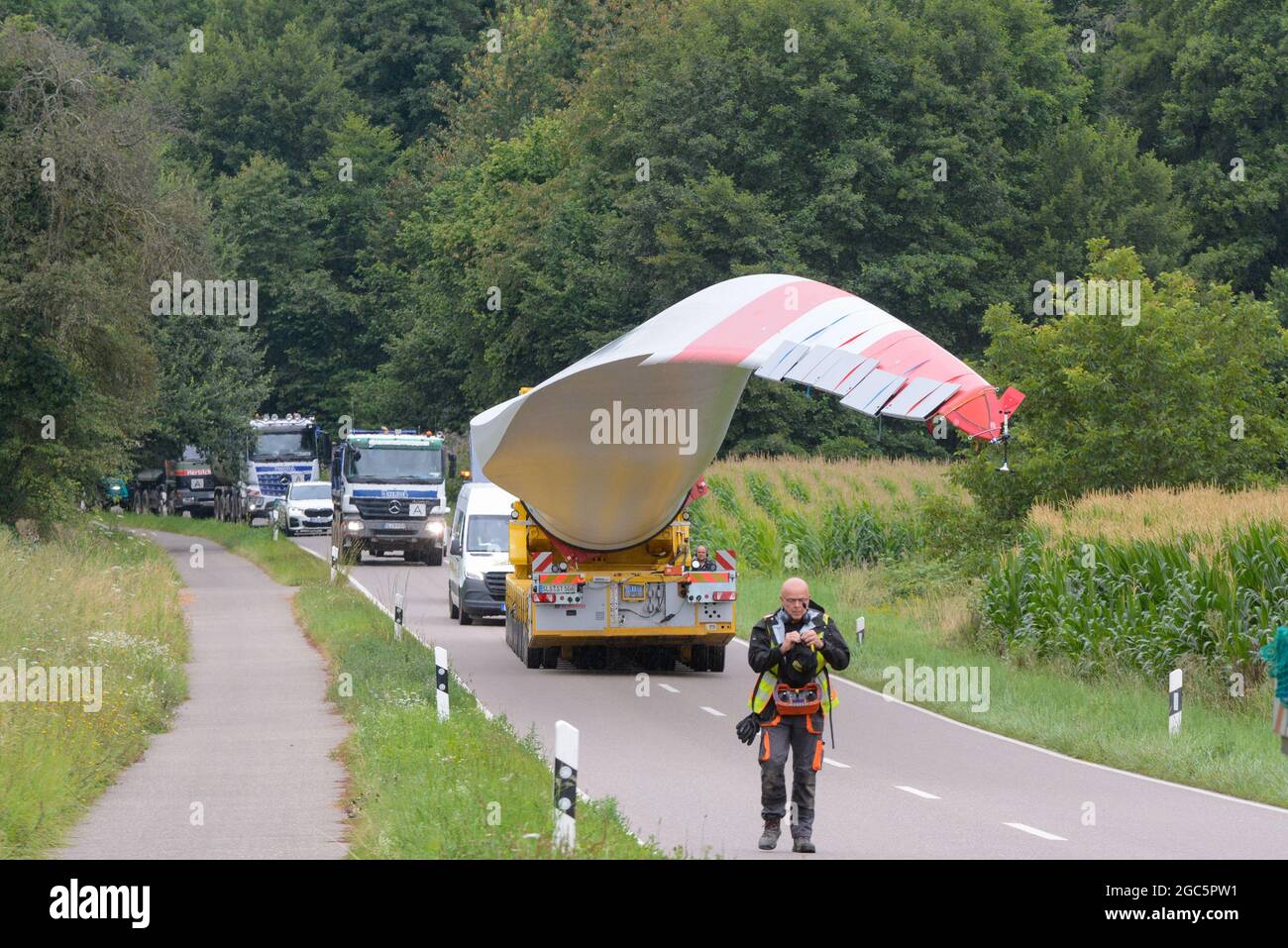 Lahr, Schwarzwald, 3. August 2021: Ein Rotorblatt (69 Meter, 20 Tonnen) einer Windkraftanlage wird zur Baustelle auf Langenhard transportiert. Stockfoto