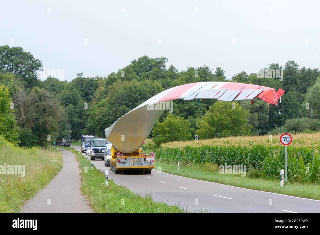 Lahr, Schwarzwald, 3. August 2021: Ein Rotorblatt (69 Meter, 20 Tonnen) einer Windkraftanlage wird zur Baustelle auf Langenhard transportiert. Stockfoto