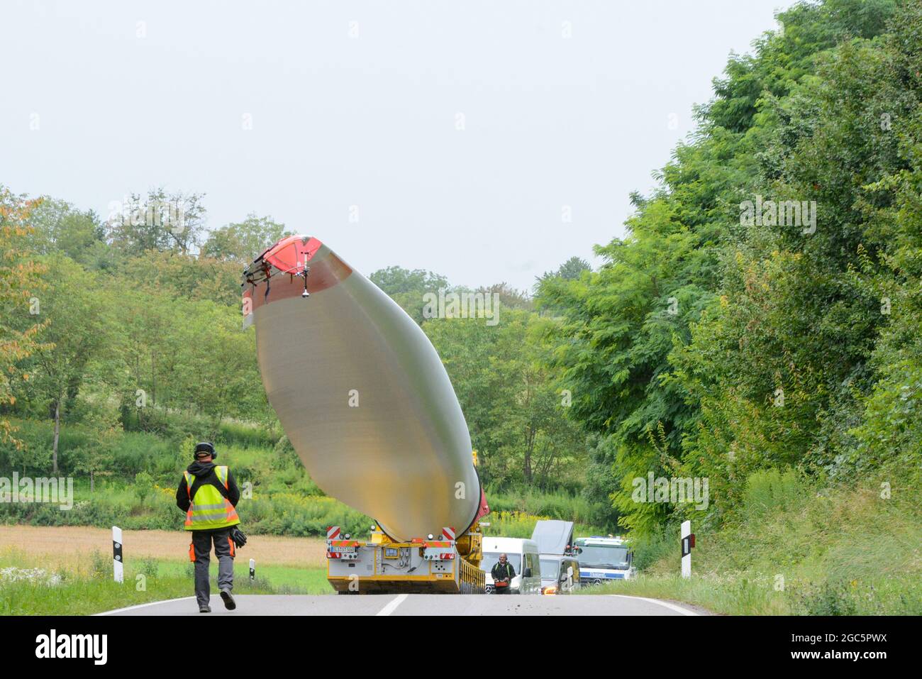 Lahr, Schwarzwald, 3. August 2021: Ein Rotorblatt (69 Meter, 20 Tonnen) einer Windkraftanlage wird zur Baustelle auf Langenhard transportiert. Stockfoto