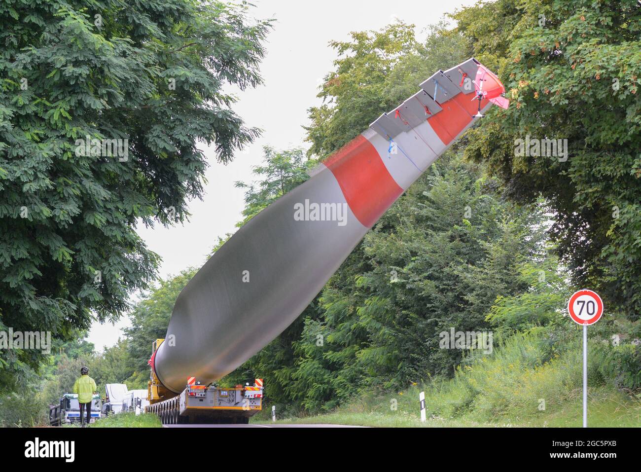 Lahr, Schwarzwald, 3. August 2021: Ein Rotorblatt (69 Meter, 20 Tonnen) einer Windkraftanlage wird zur Baustelle auf Langenhard transportiert. Stockfoto