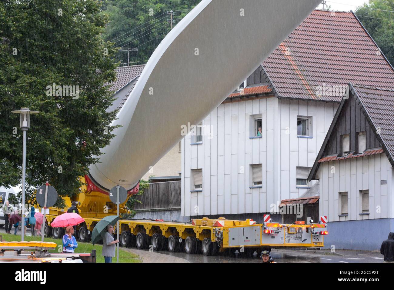 Lahr, Schwarzwald, 3. August 2021: Ein Rotorblatt (69 Meter, 20 Tonnen) einer Windkraftanlage wird zur Baustelle auf Langenhard transportiert. Stockfoto