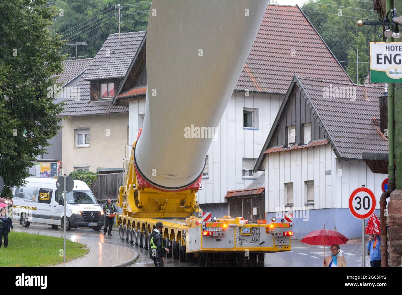 Lahr, Schwarzwald, 3. August 2021: Ein Rotorblatt (69 Meter, 20 Tonnen) einer Windkraftanlage wird zur Baustelle auf Langenhard transportiert. Stockfoto