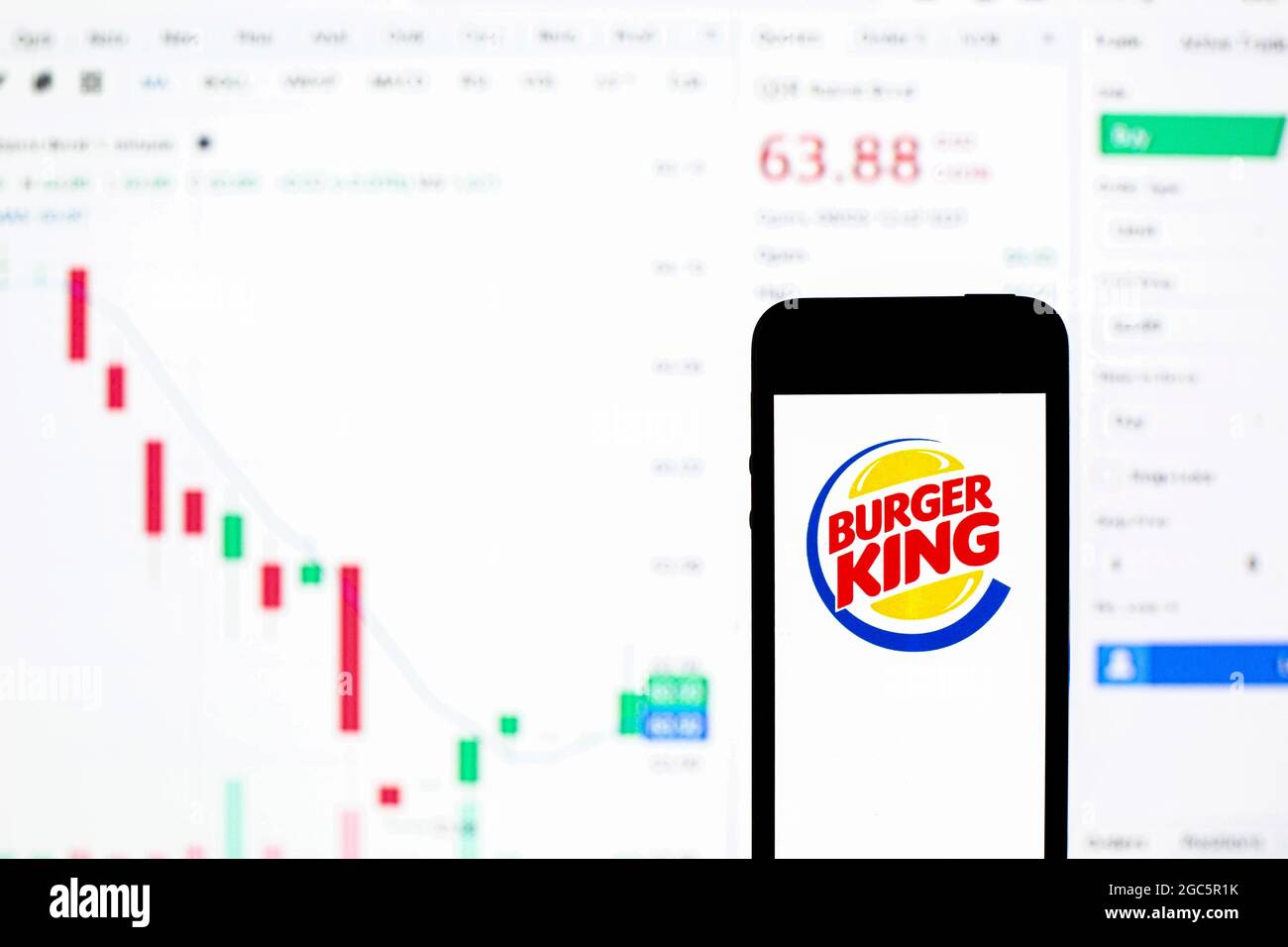 Spanien. August 2021. In dieser Abbildung wird ein Burger King-Logo auf einem Smartphone mit den Börseninformationen von Restaurant Brands International im Hintergrund angezeigt. (Foto von Thiago Prudencio/SOPA Images/Sipa USA) Quelle: SIPA USA/Alamy Live News Stockfoto