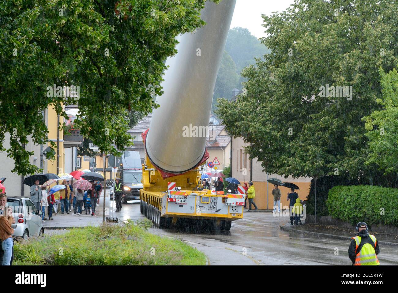Lahr, Schwarzwald, 3. August 2021: Ein Rotorblatt (69 Meter, 20 Tonnen) einer Windkraftanlage wird zur Baustelle auf Langenhard transportiert. Stockfoto