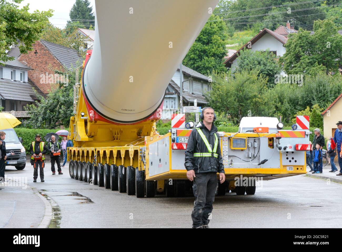 Lahr, Schwarzwald, 3. August 2021: Ein Rotorblatt (69 Meter, 20 Tonnen) einer Windkraftanlage wird zur Baustelle auf Langenhard transportiert. Stockfoto