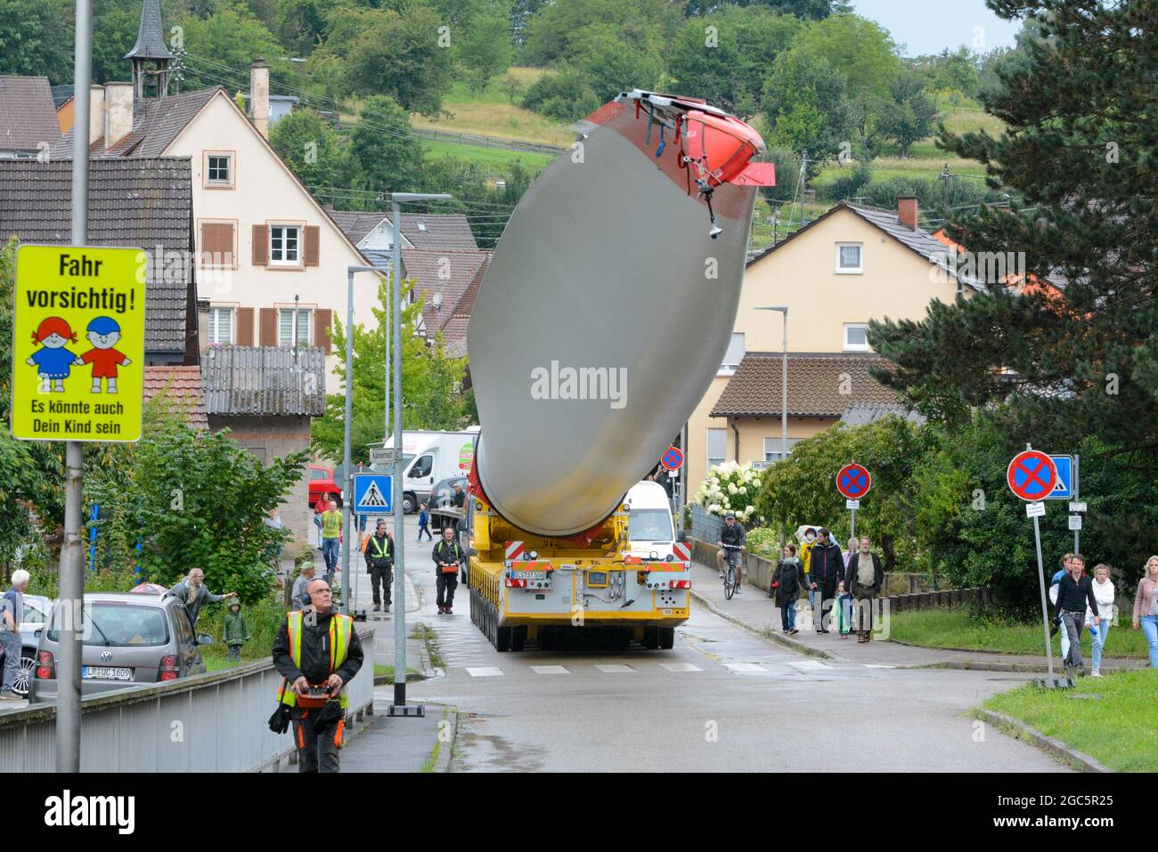 Lahr, Schwarzwald, 3. August 2021: Ein Rotorblatt (69 Meter, 20 Tonnen) einer Windkraftanlage wird zur Baustelle auf Langenhard transportiert. Stockfoto