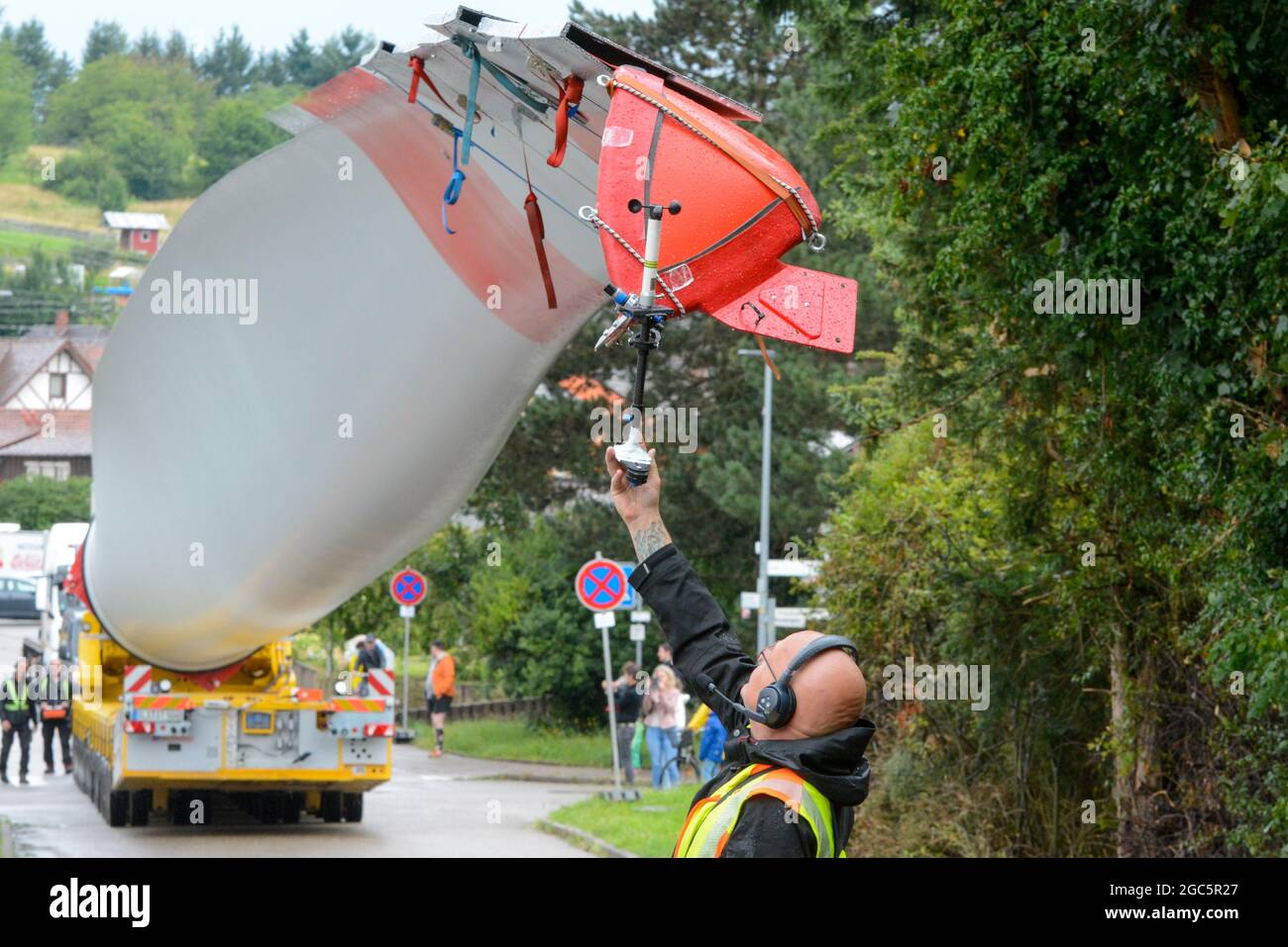 Lahr, Schwarzwald, 3. August 2021: Ein Rotorblatt (69 Meter, 20 Tonnen) einer Windkraftanlage wird zur Baustelle auf Langenhard transportiert. Stockfoto