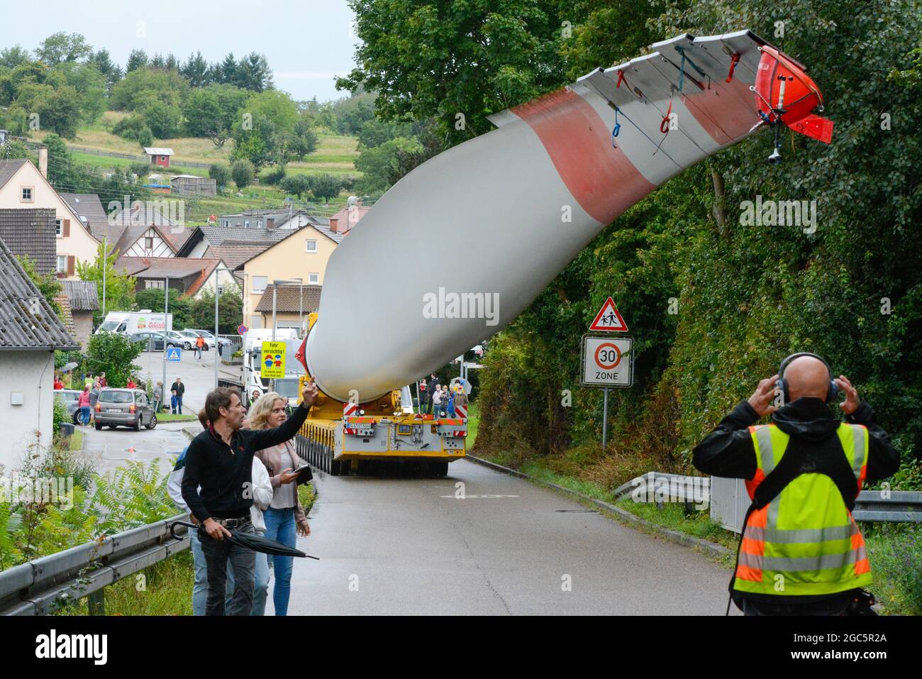 Lahr, Schwarzwald, 3. August 2021: Ein Rotorblatt (69 Meter, 20 Tonnen) einer Windkraftanlage wird zur Baustelle auf Langenhard transportiert. Stockfoto