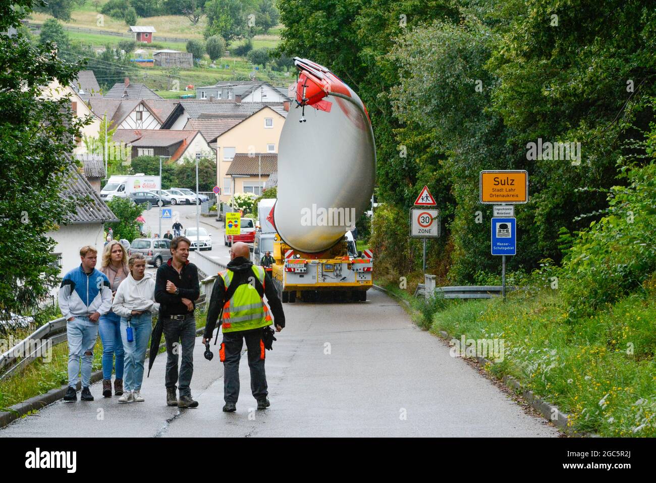 Lahr, Schwarzwald, 3. August 2021: Ein Rotorblatt (69 Meter, 20 Tonnen) einer Windkraftanlage wird zur Baustelle auf Langenhard transportiert. Stockfoto